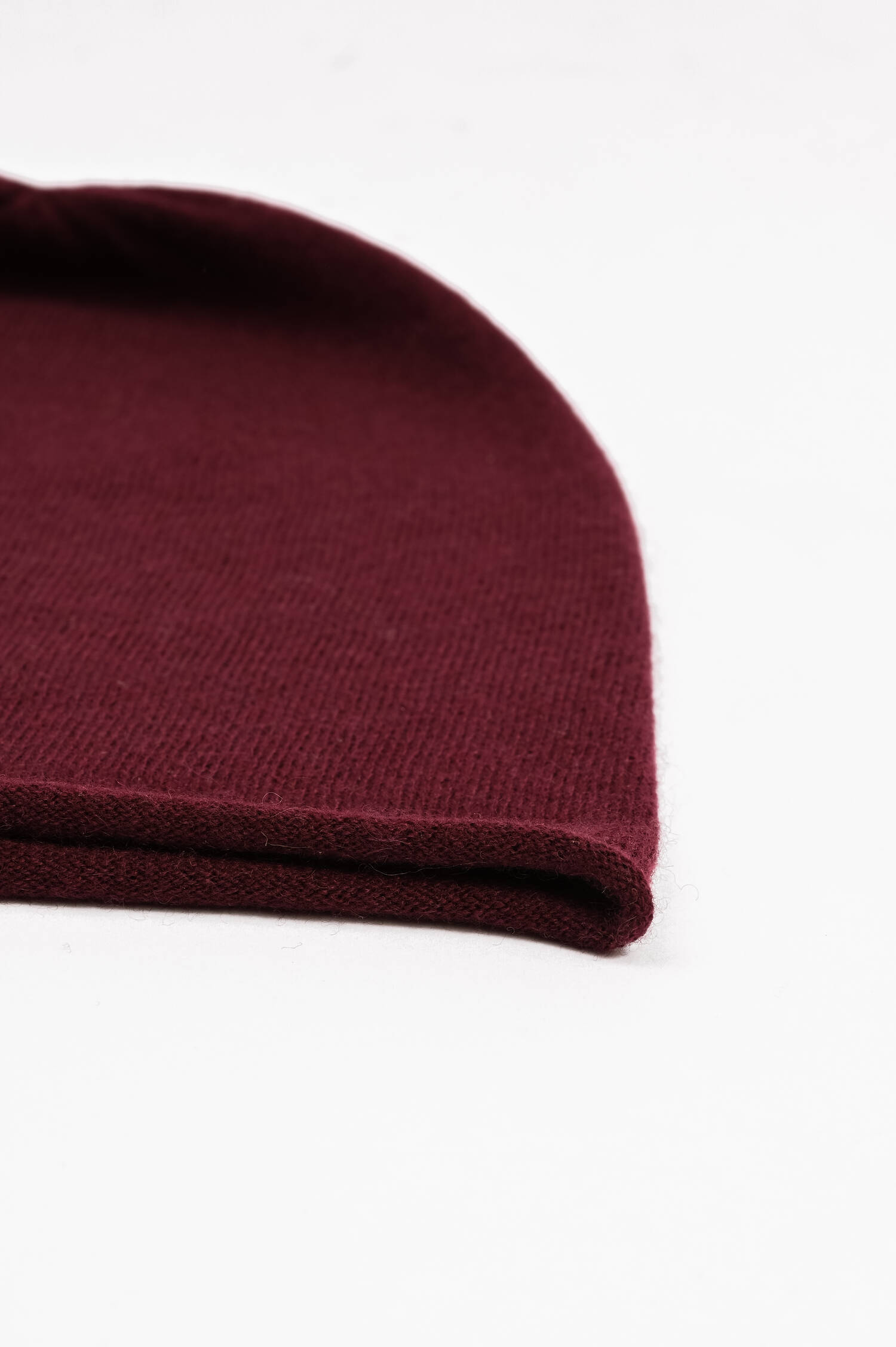 Feinstrick-Mütze mit Rollsaum in Dunkelrot Feinstrick-Mütze mit Rollsaum in Dunkelrot