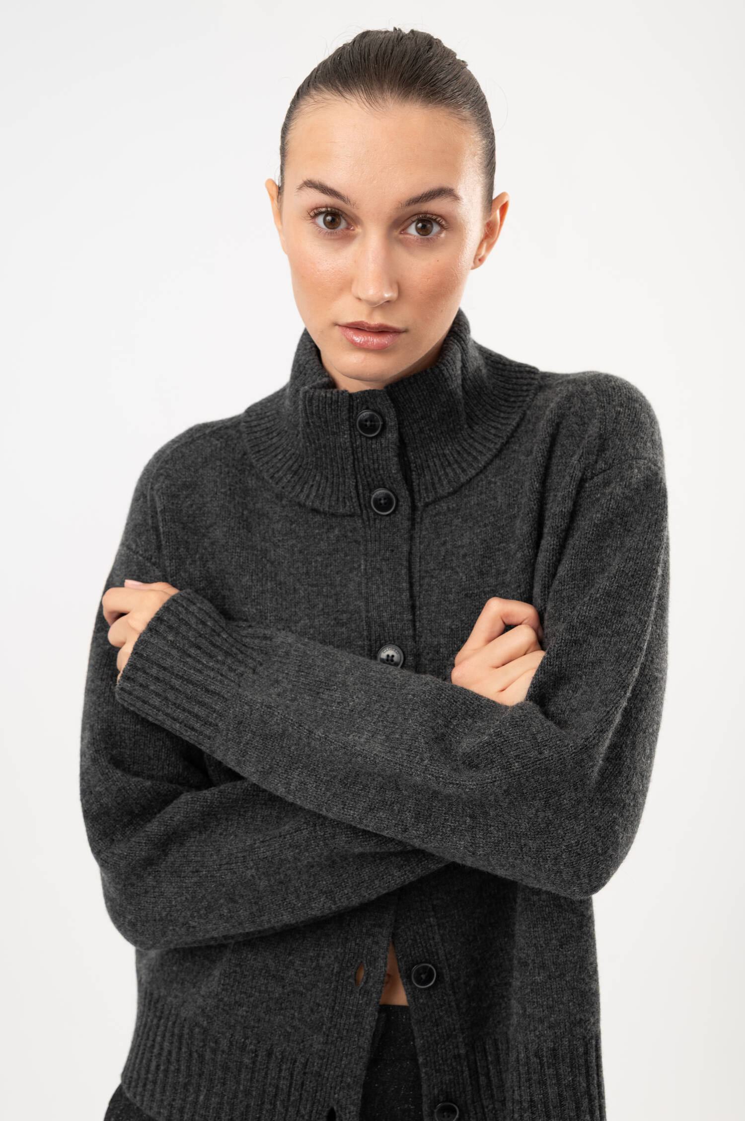Woll-Strickjacke mit Rollkragen in Grau meliert