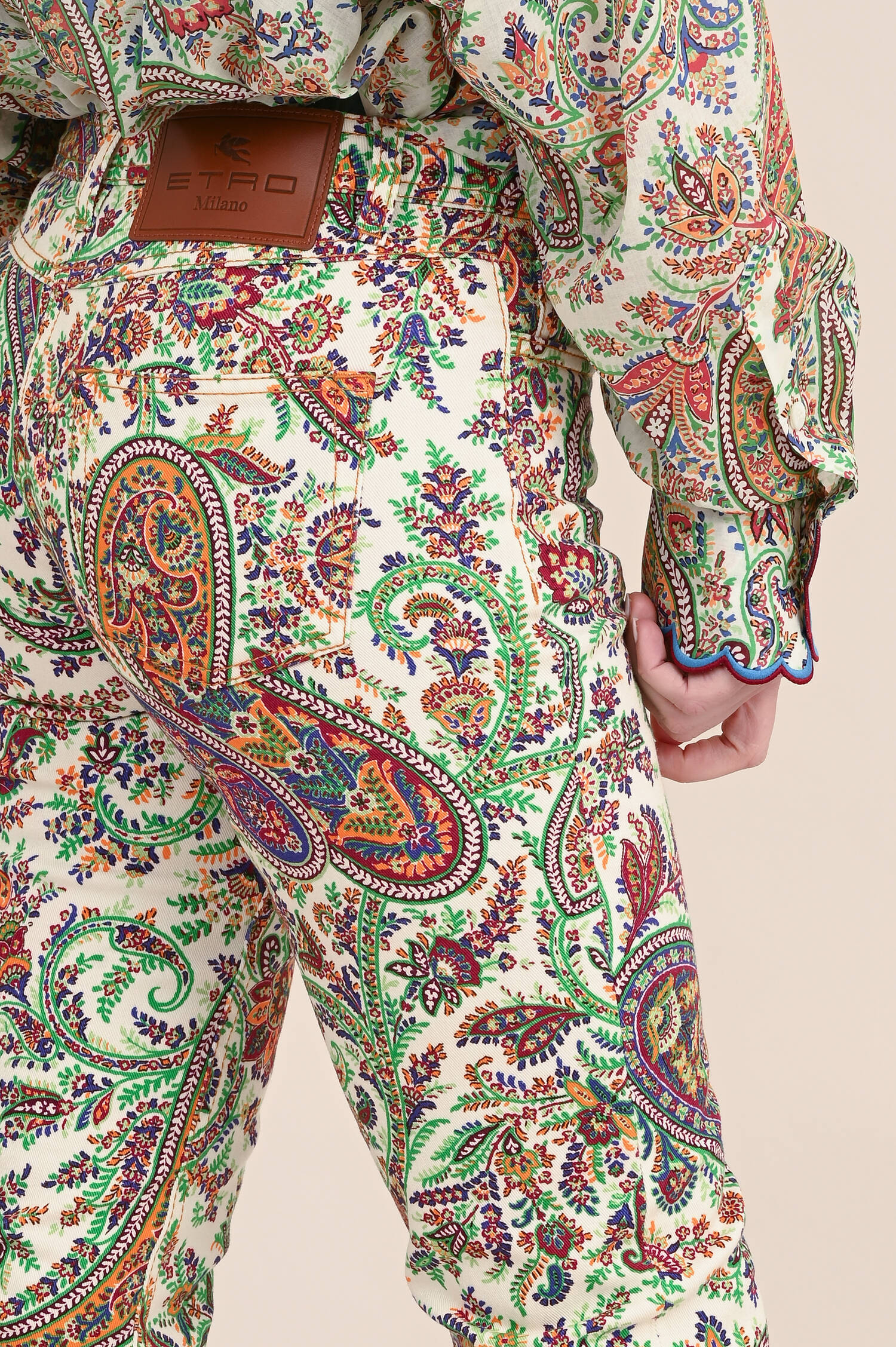 Jeanshose mit Paisly-Muster in Natur/Multicolor