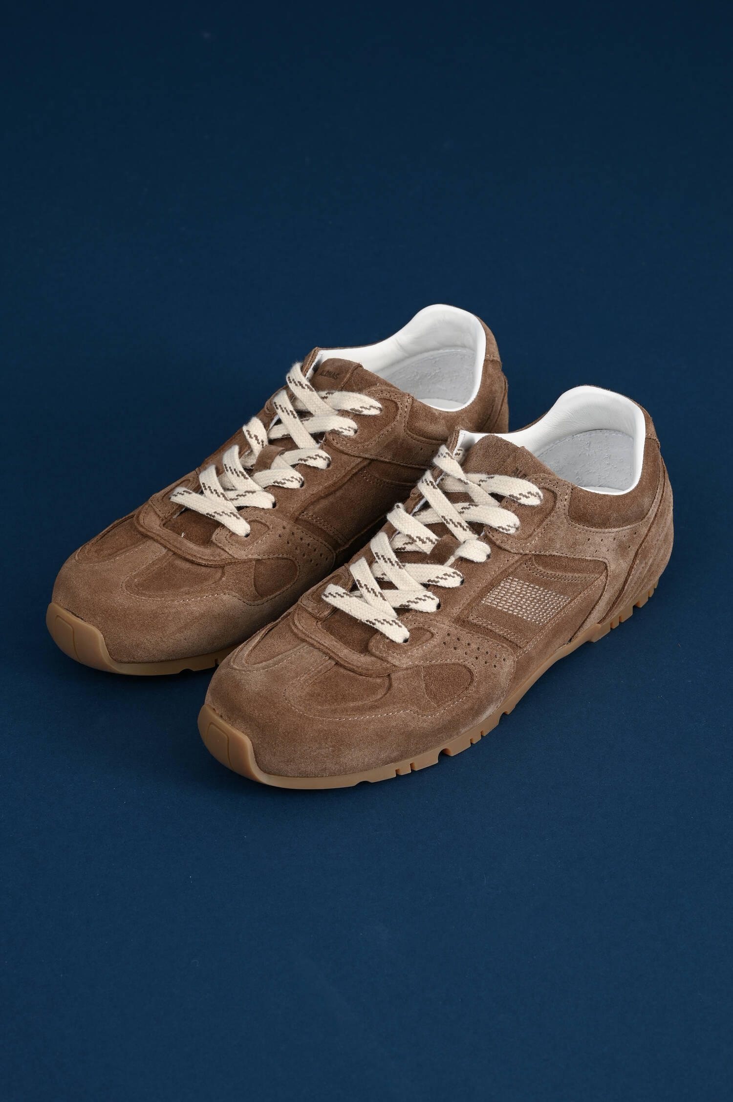 Sneaker aus Veloursleder in Braun