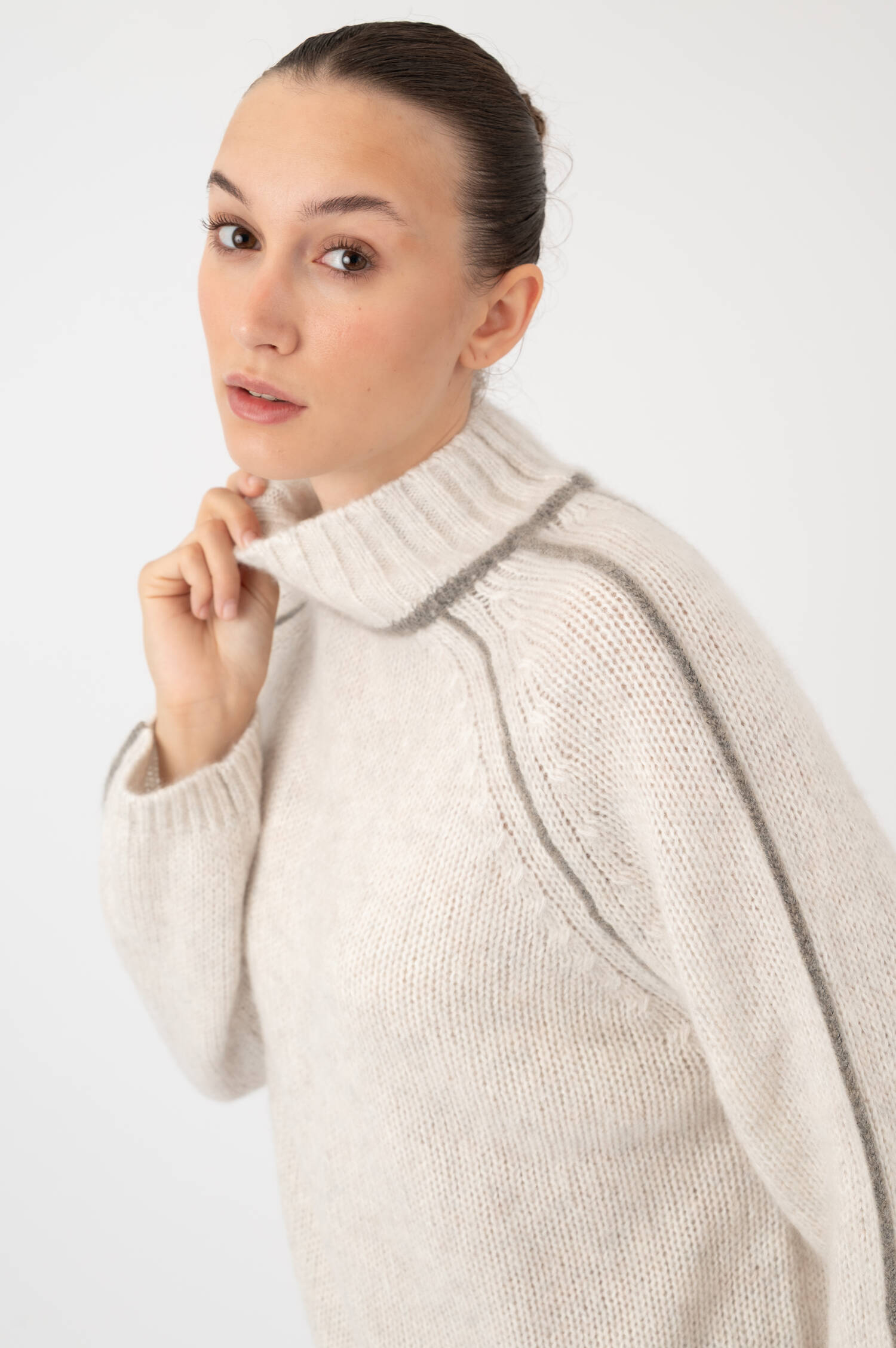 Stehkragen-Pullover mit Kontrastnähten in Grau Stehkragen-Pullover mit Kontrastnähten in Grau