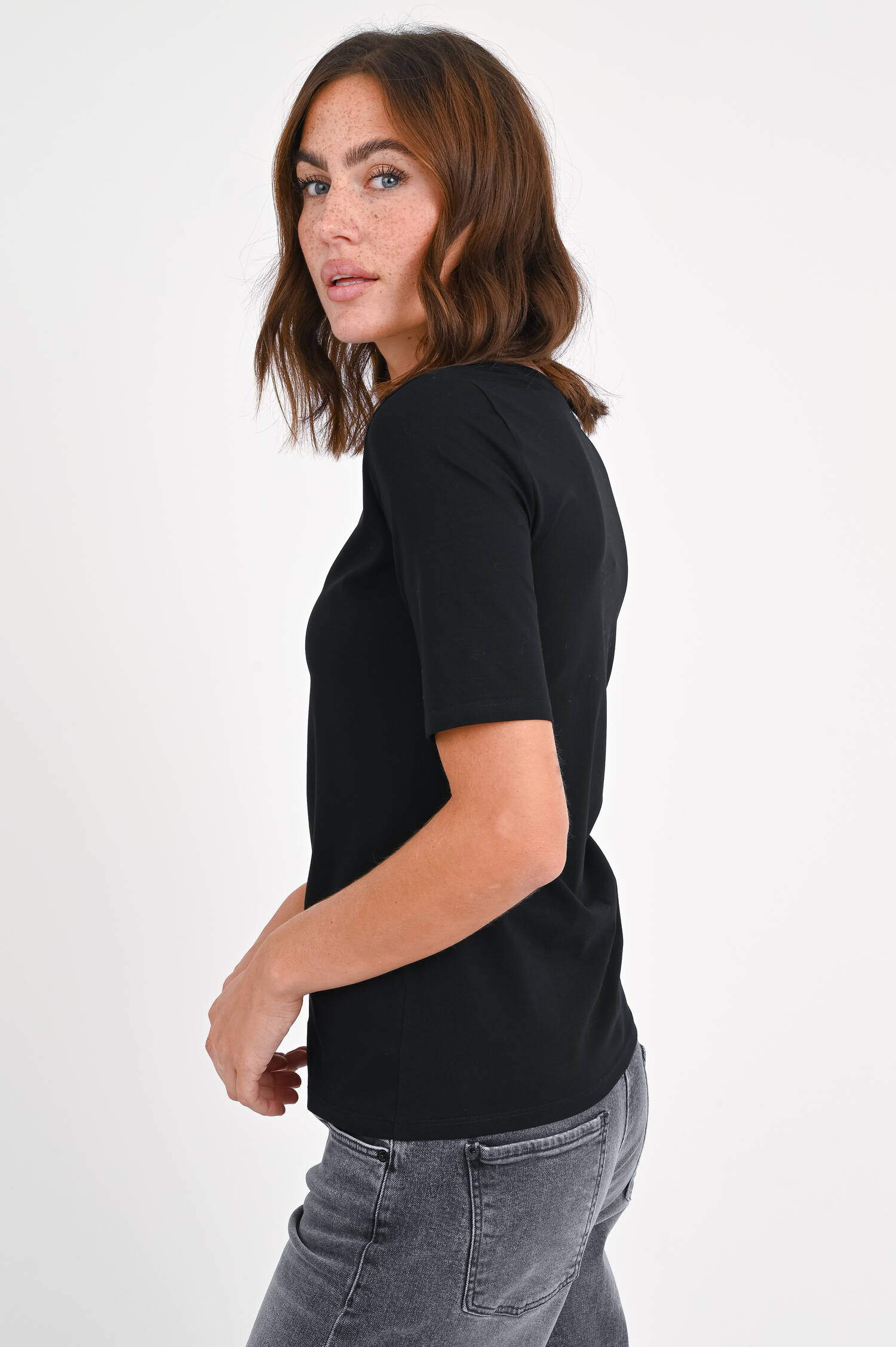T-Shirt JANE mit verlängertem Kurzarm in Schwarz T-Shirt JANE mit verlängertem Kurzarm in Schwarz