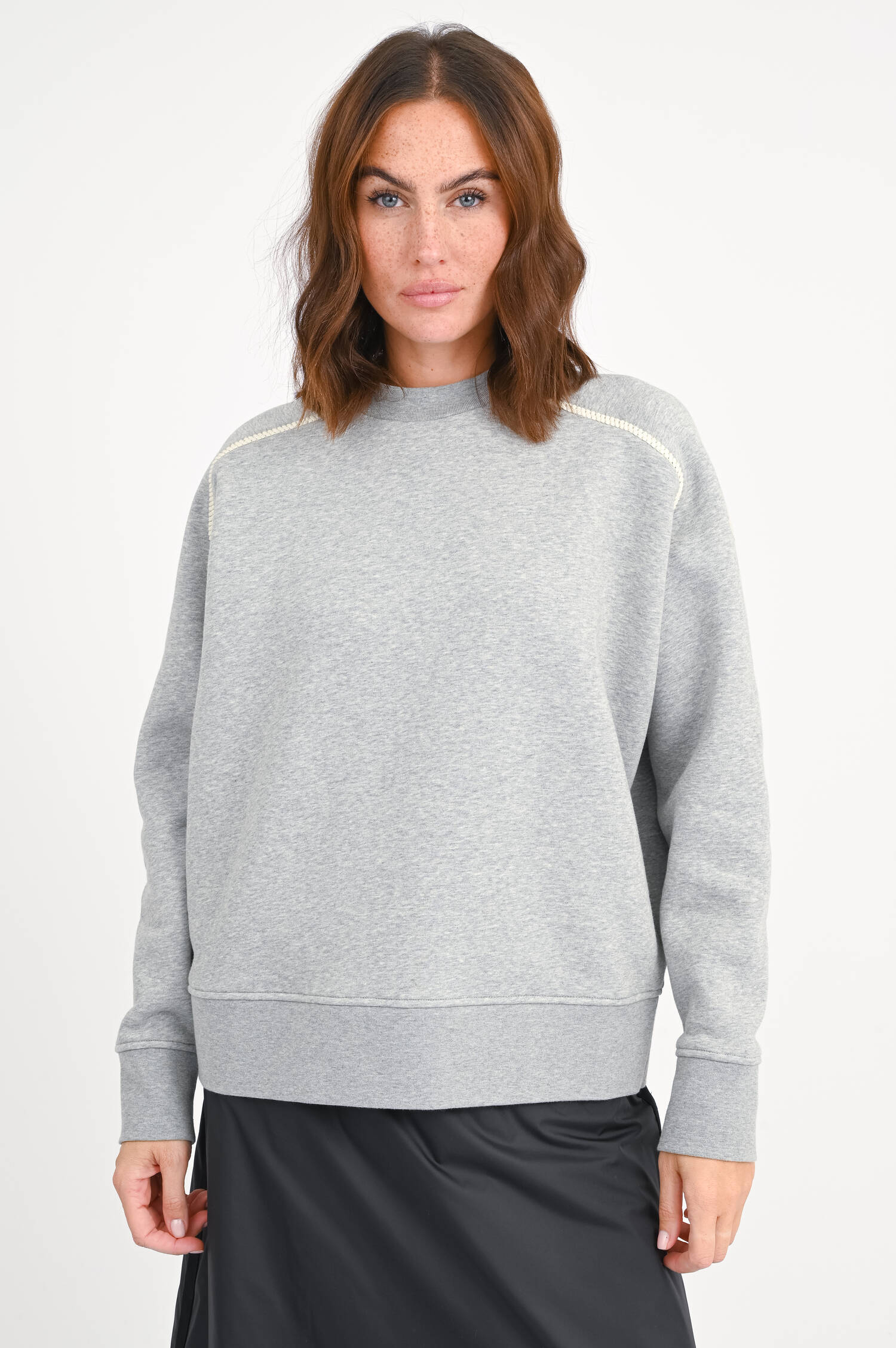 Pullover mit Details in Hellgrau Pullover mit Details in Hellgrau