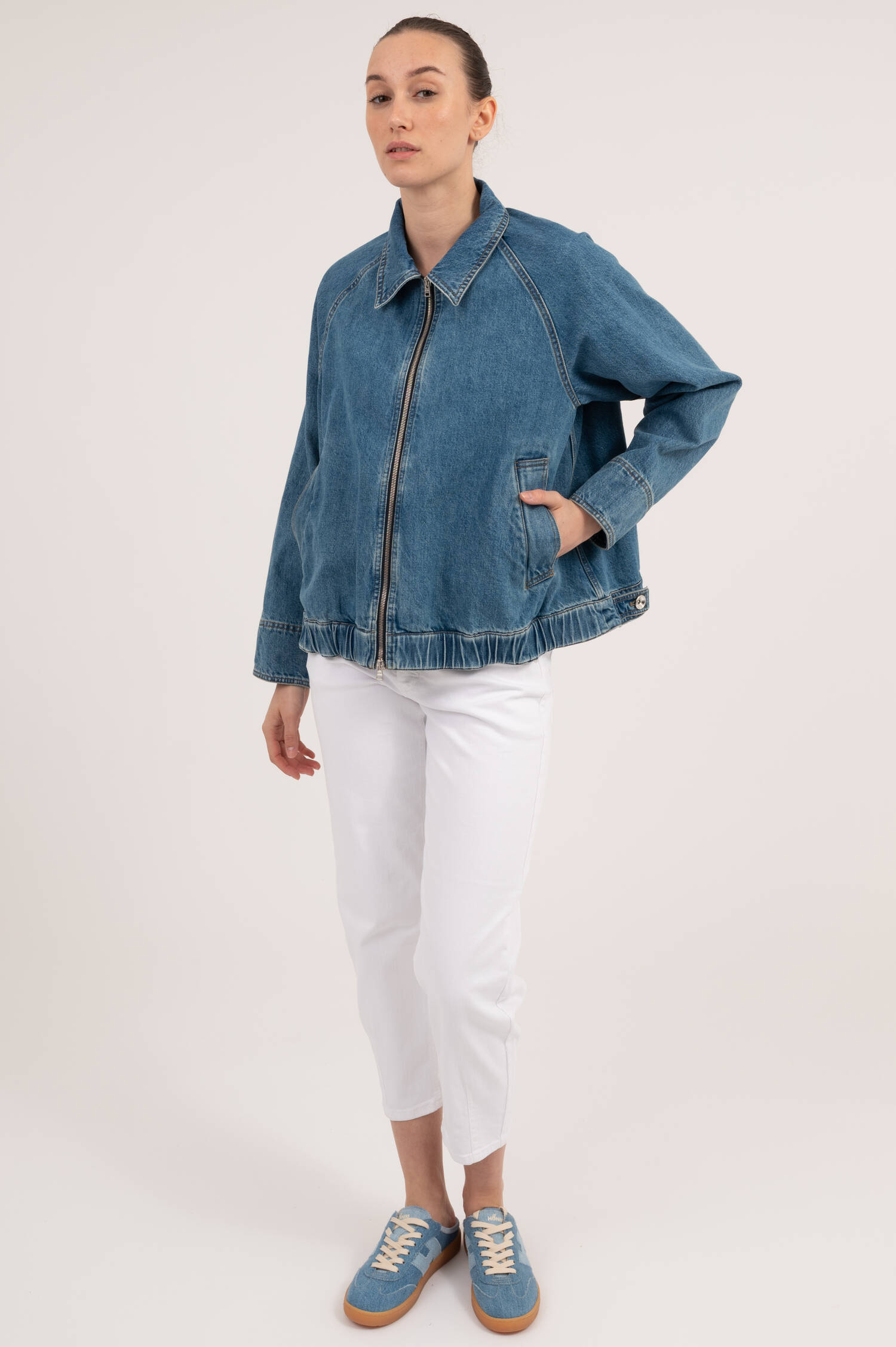 Denim-Jacke mit Reißverschluss in Mittelblau Denim-Jacke mit Reißverschluss in Mittelblau