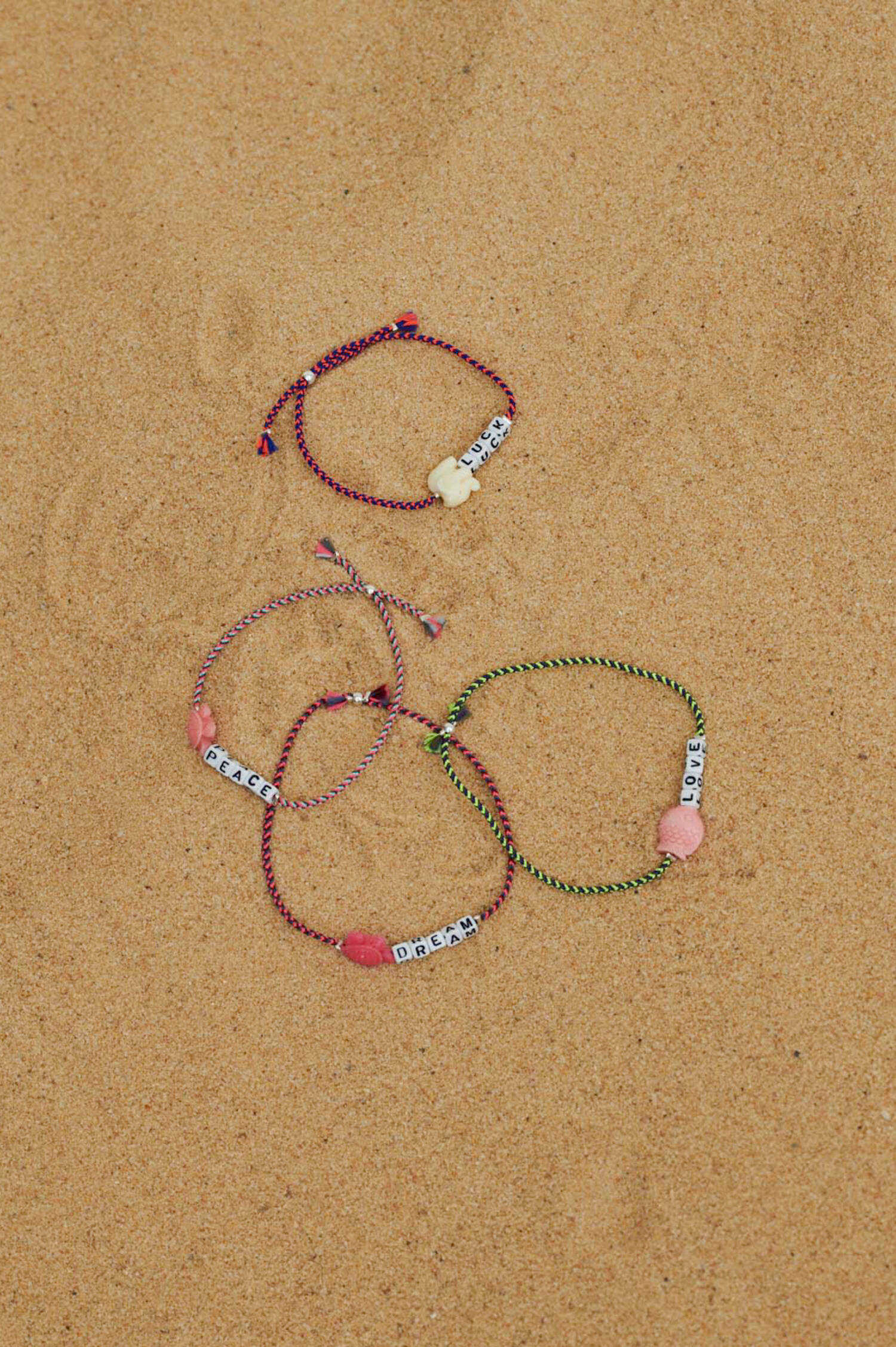 SQUARE LETTER & CHARM Armband LOVE in Grün/Violett