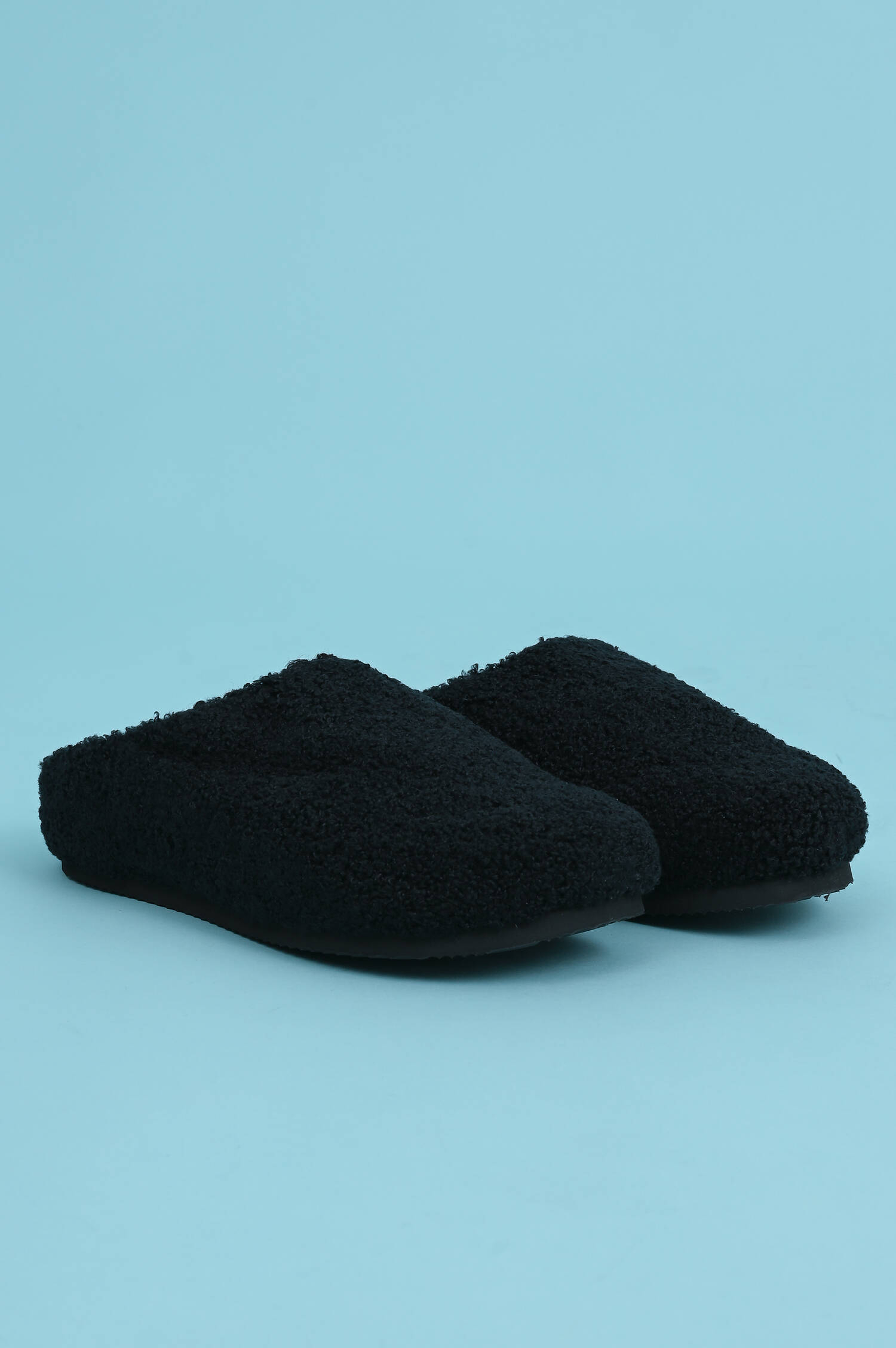 Plüsch Pantoffeln in Schwarz