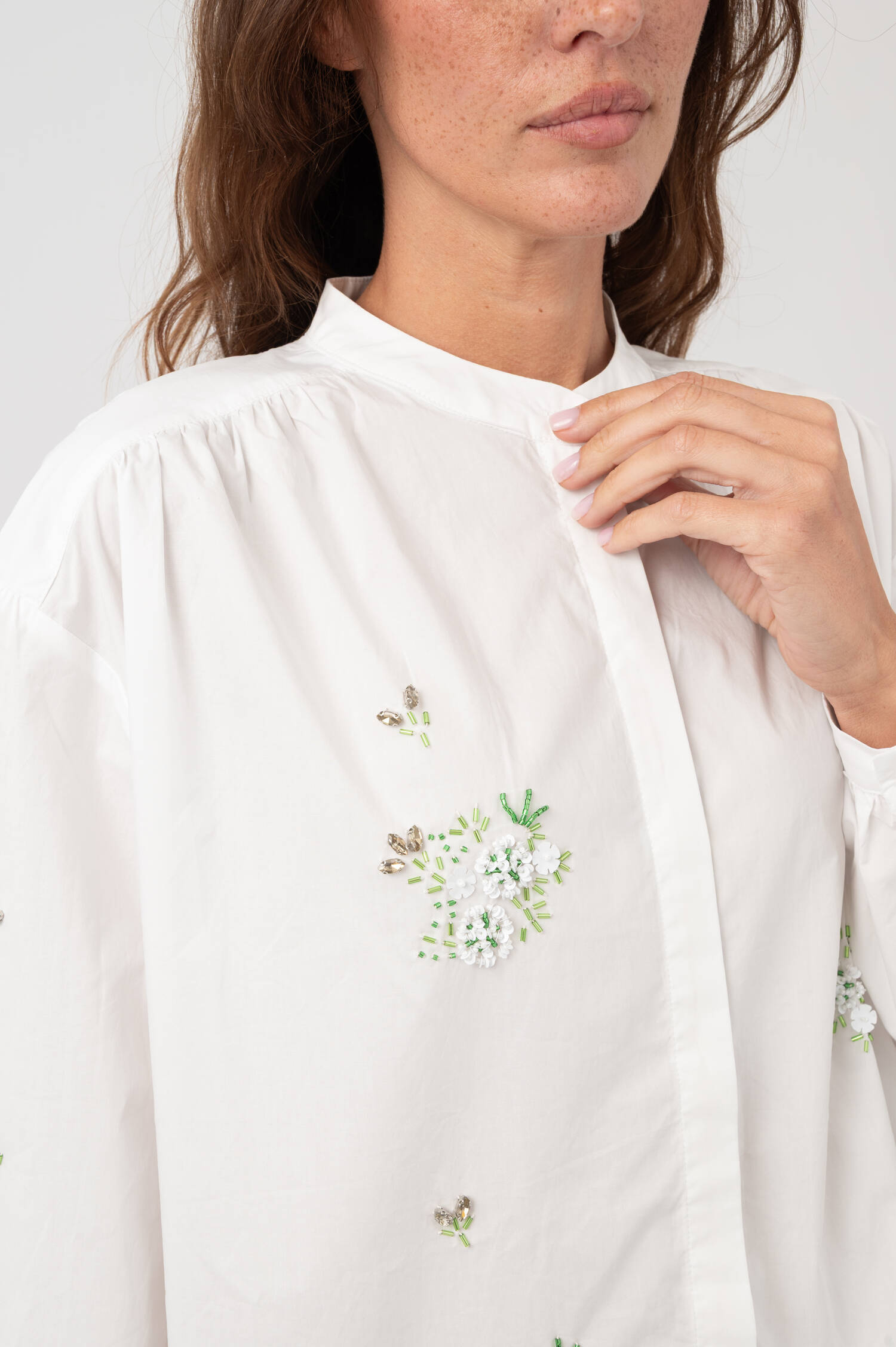 Bluse mit Perlen in Weiß Bluse mit Perlen in Weiß