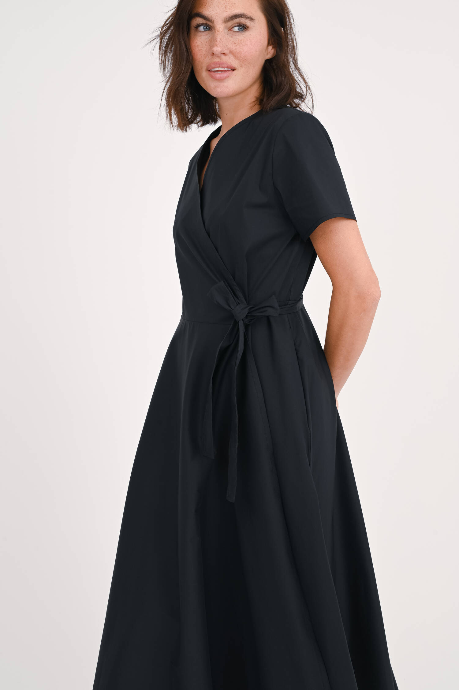 Wickelkleid aus Baumwollpopeline in Schwarz Wickelkleid aus Baumwollpopeline in Schwarz