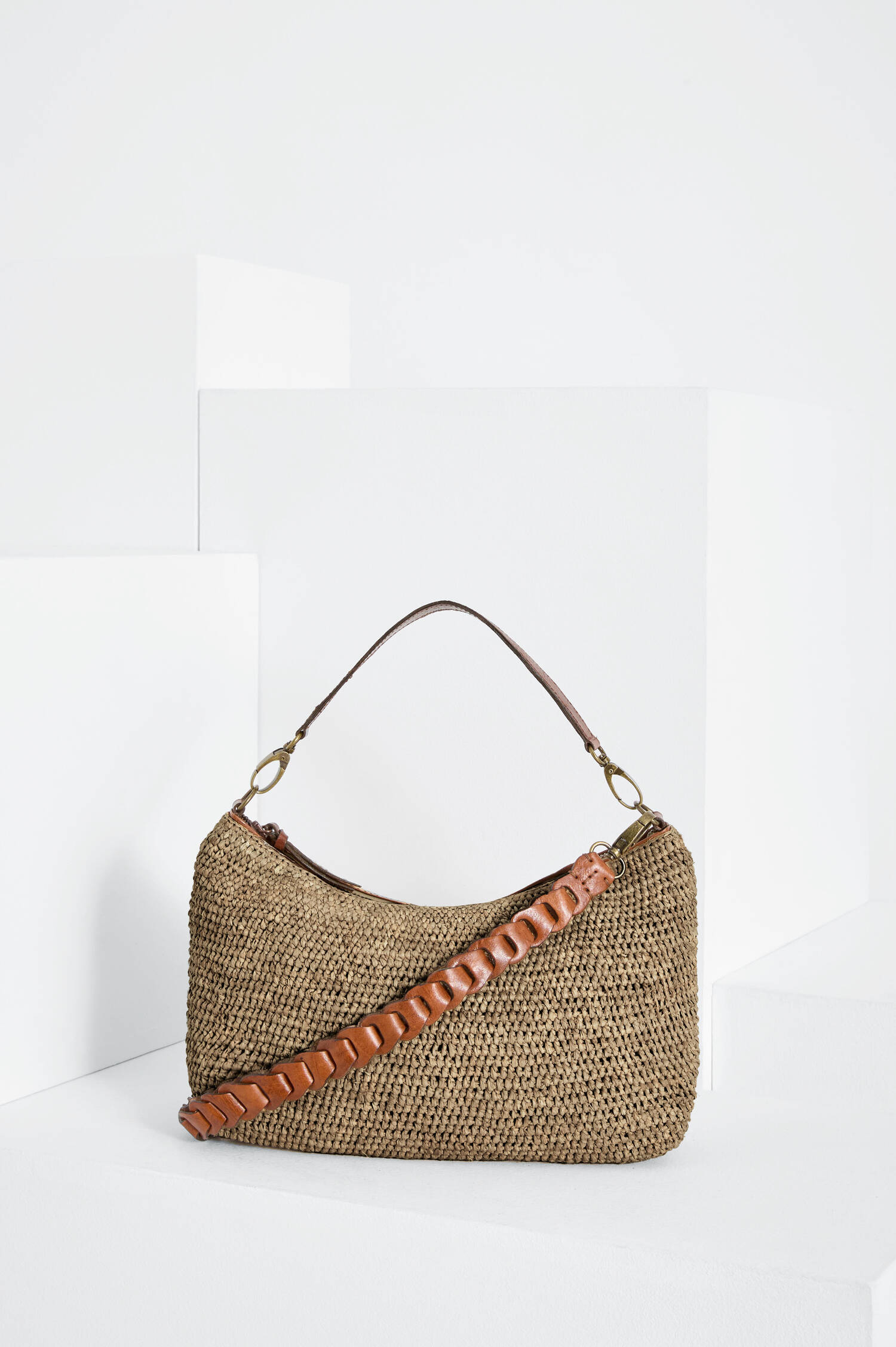 Geflochtene Tasche MIHAJA in Walnuss