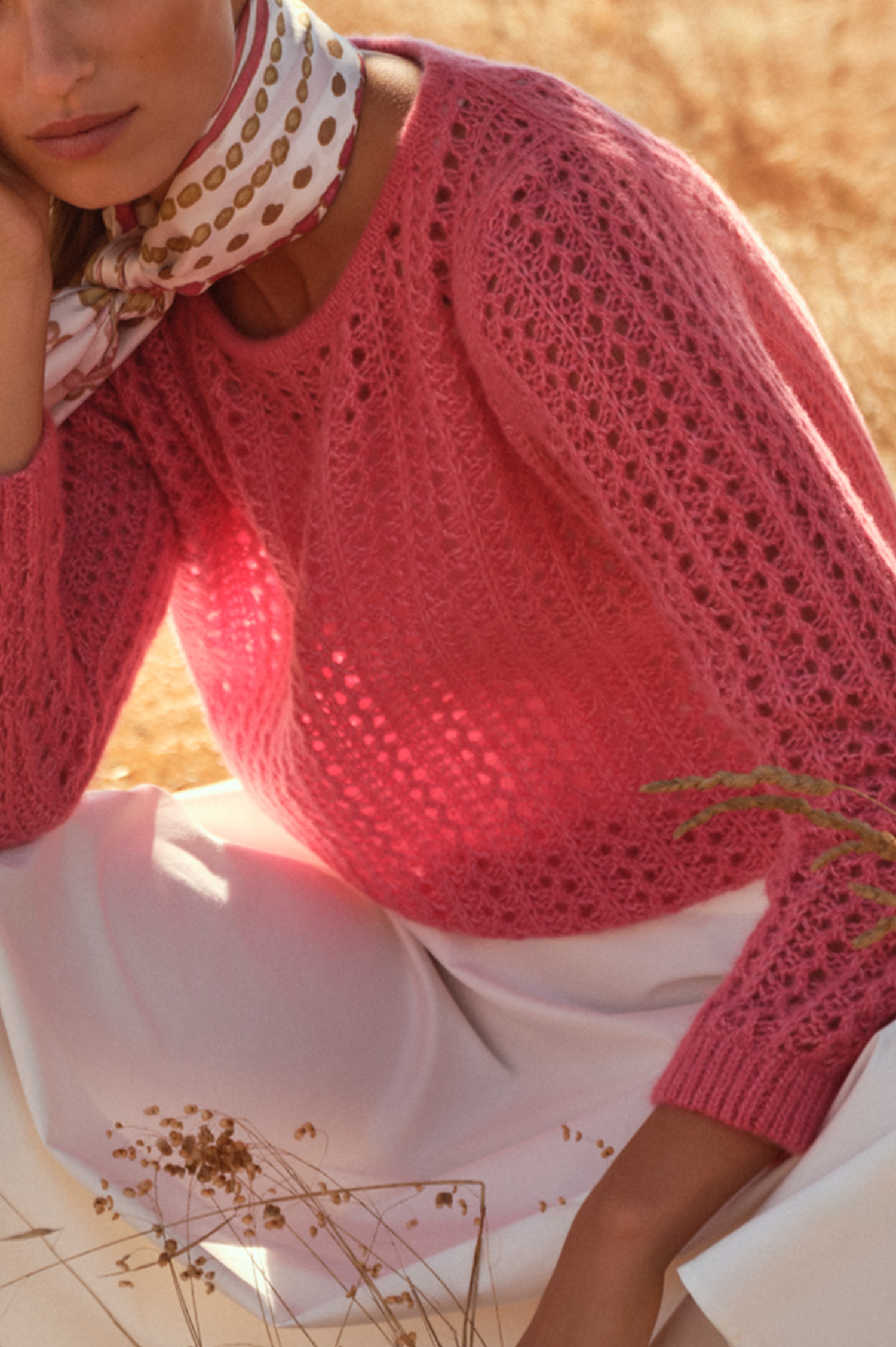 Lochstrickpullover in Hibiskusrot