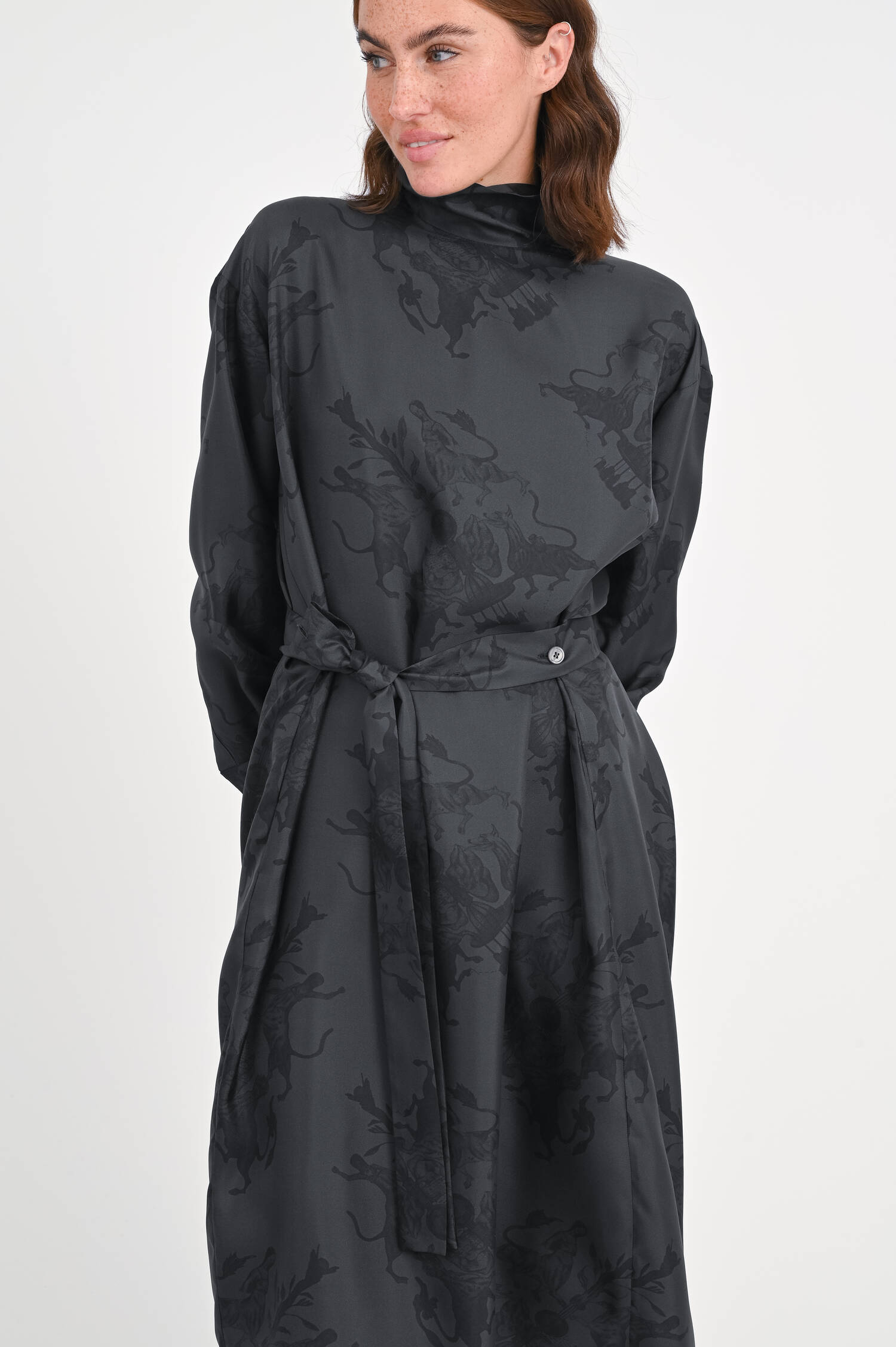 Seidenkleid mit dezentem Muster in Schwarz