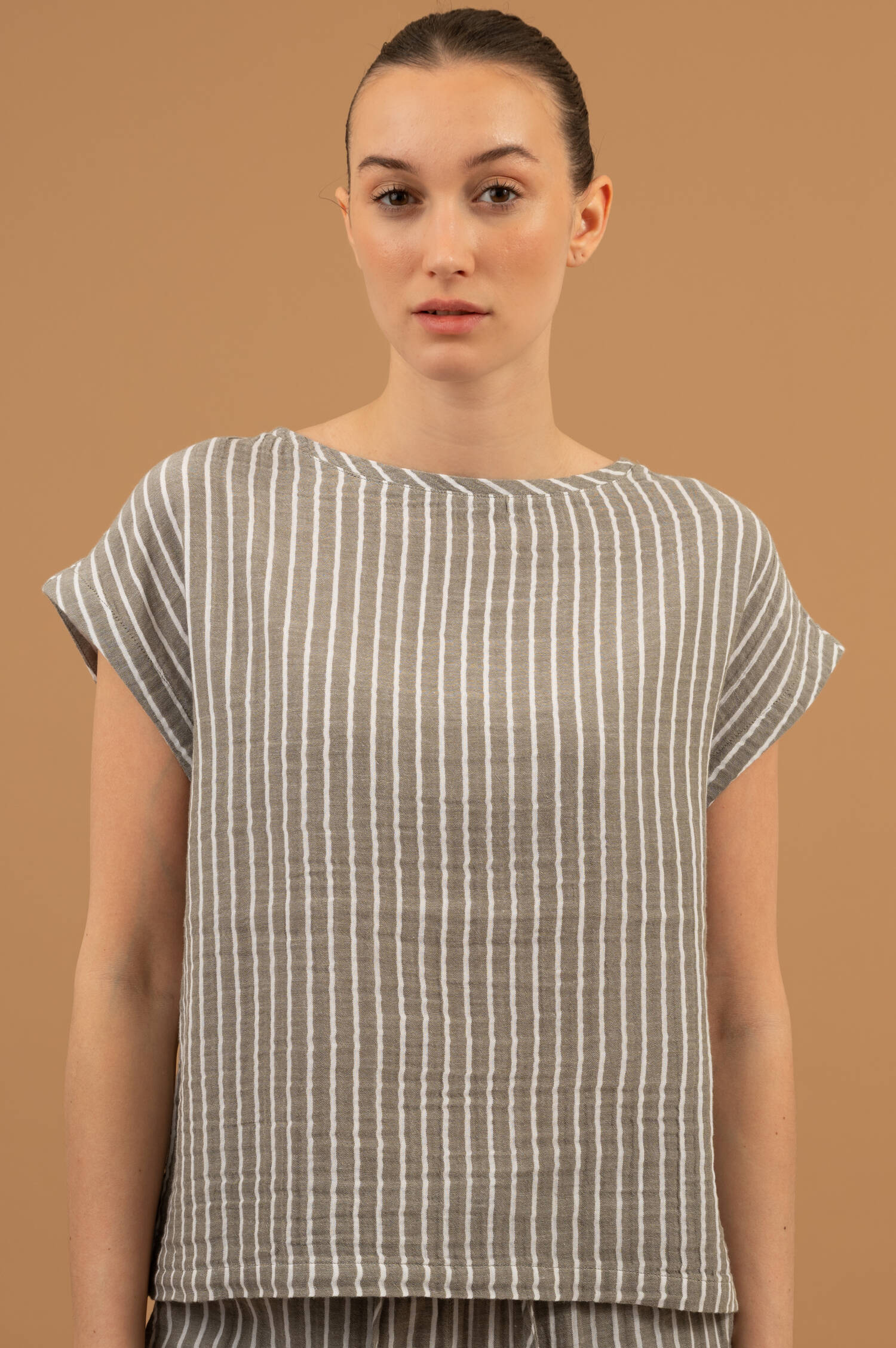 Boxy Musselin-Shirt in Light Olive/Weiß