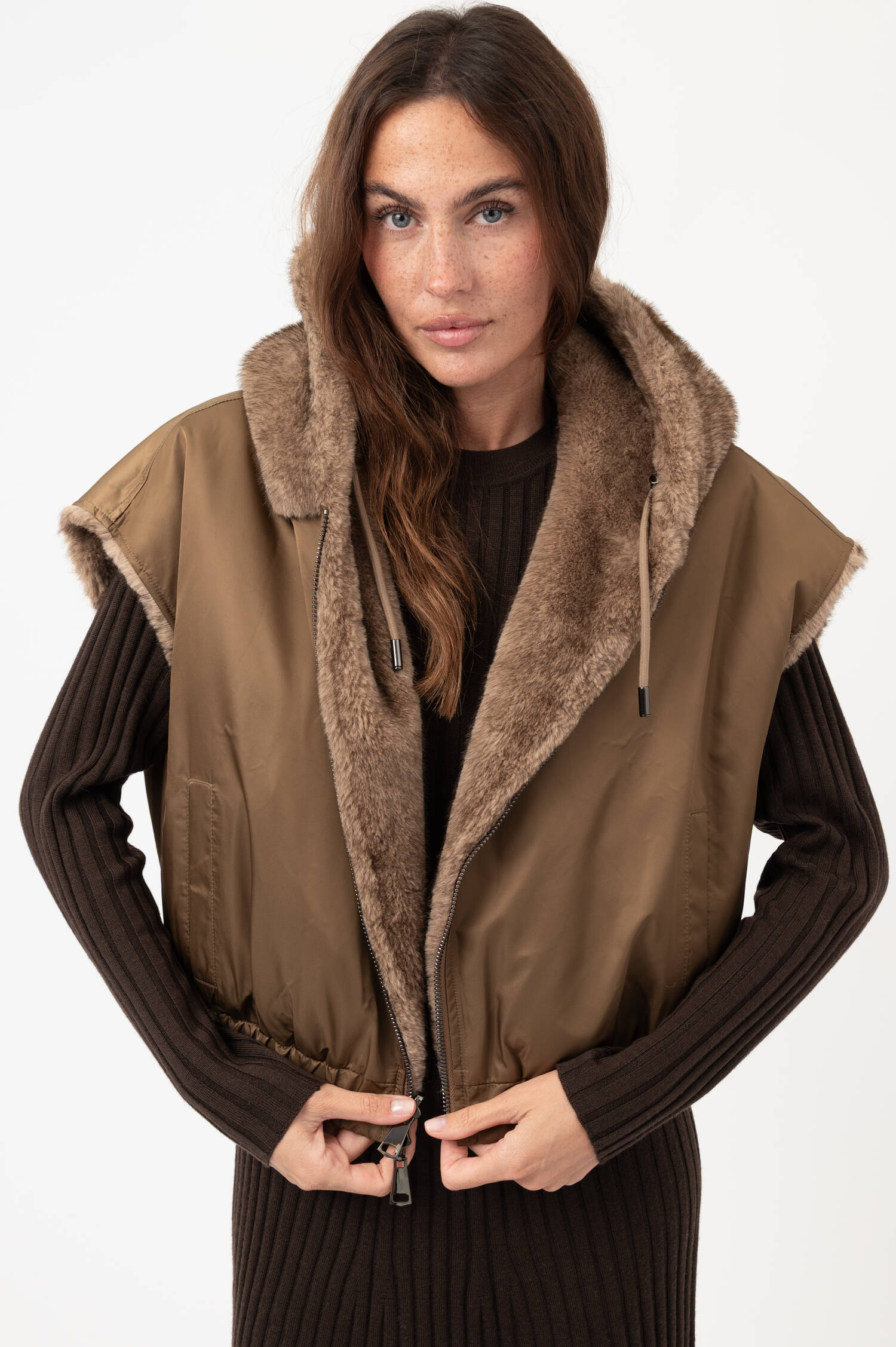 Faux-Fur-Gilet DUDU mit Kapuze in Beige Faux-Fur-Gilet DUDU mit Kapuze in Beige