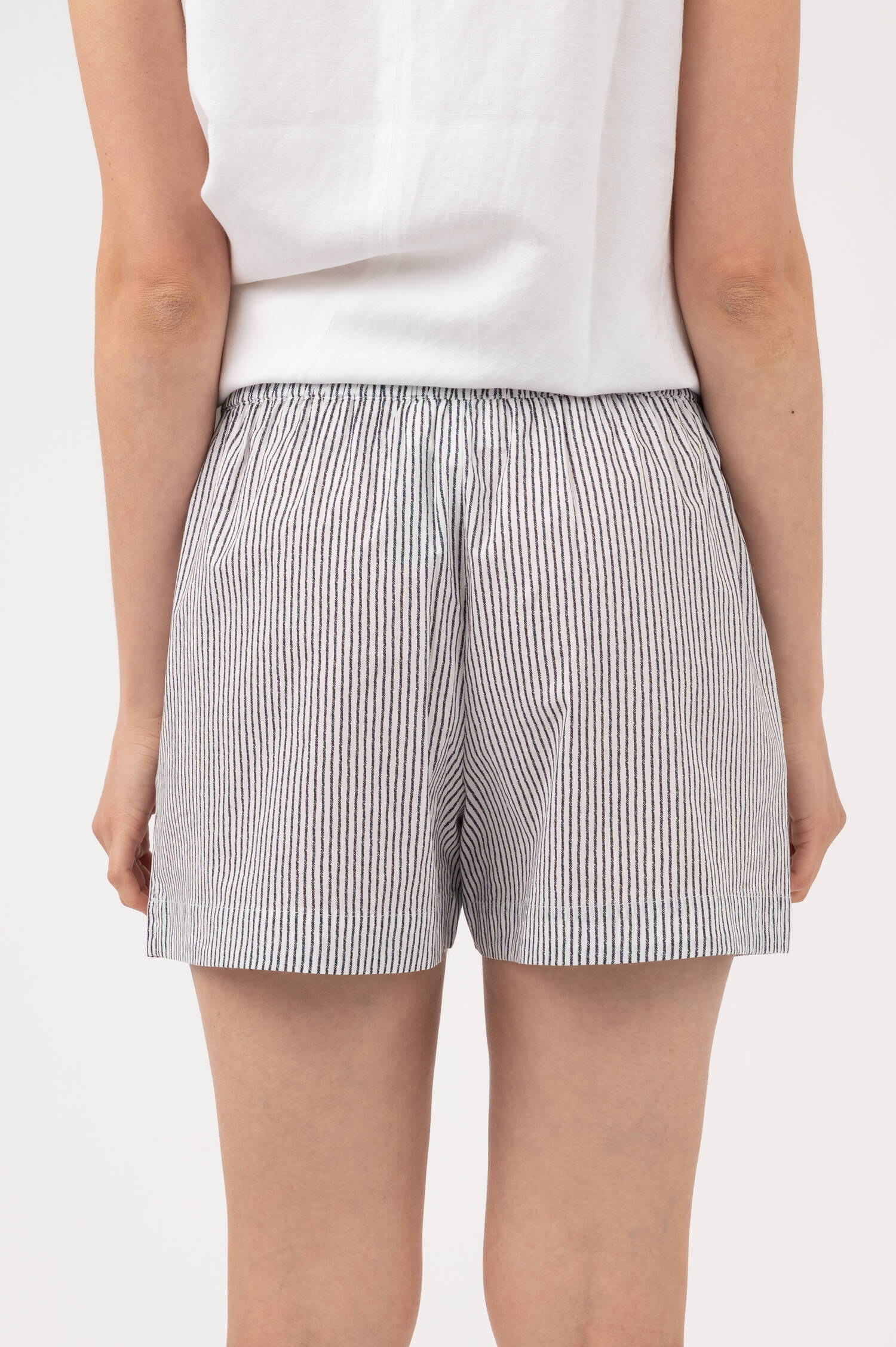 Short in Blau/Weiß gestreift