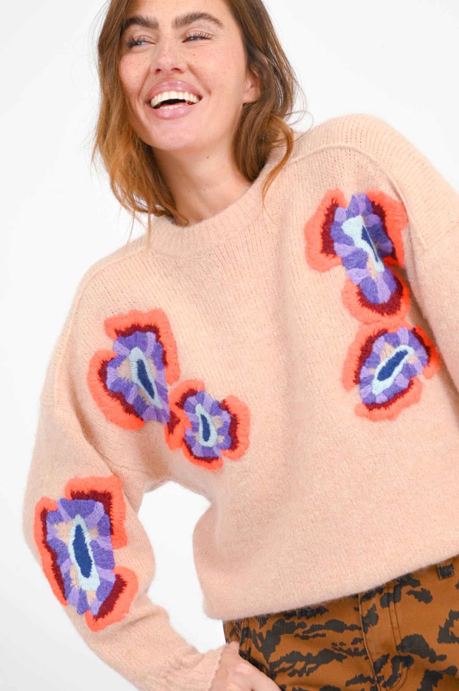 Pullover mit floralen-Stickereien in Rosa