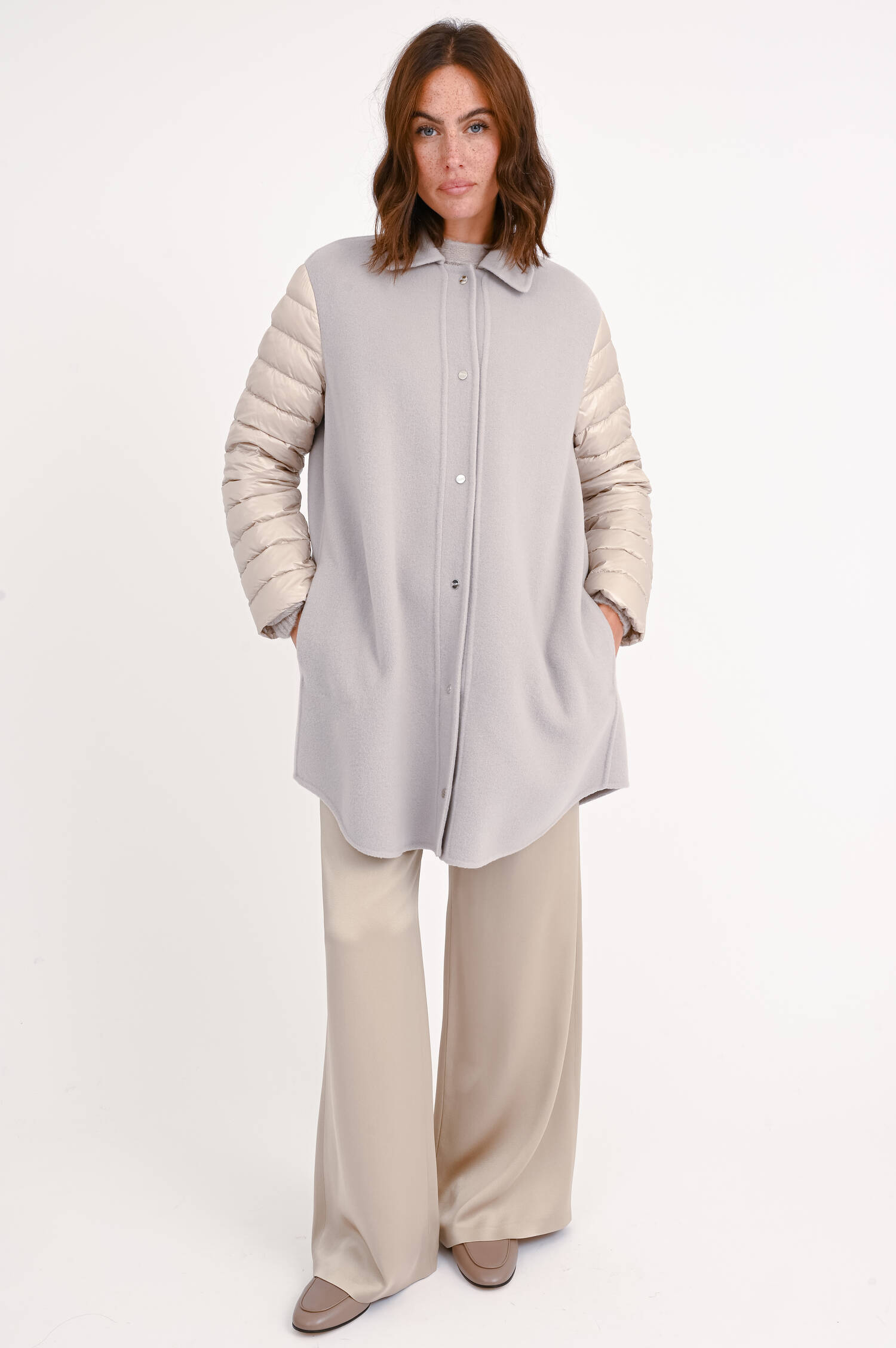 Kurzer Hybrid-Mantel in Beige-Gold Kurzer Hybrid-Mantel in Beige-Gold