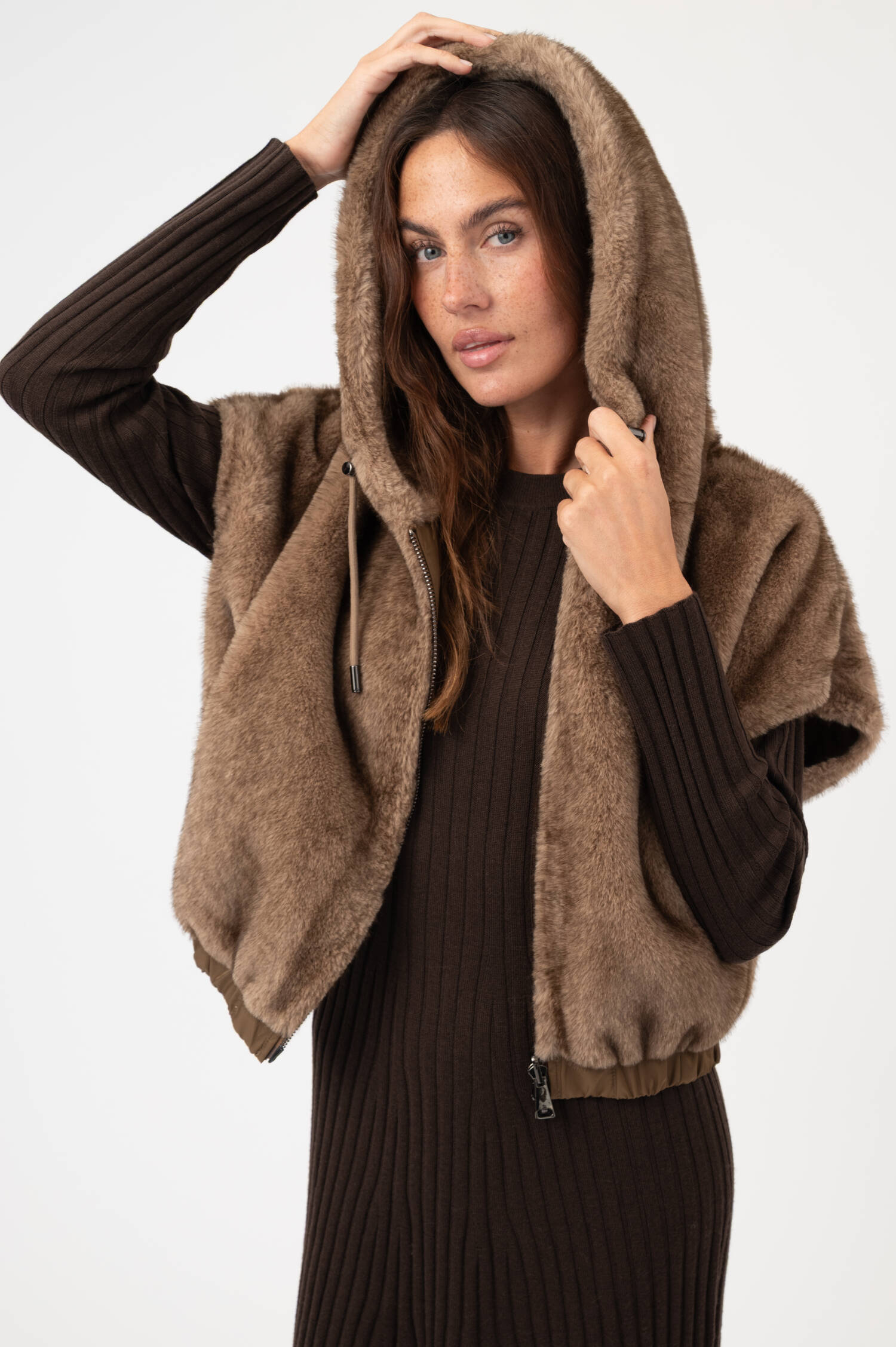 Faux-Fur-Gilet DUDU mit Kapuze in Beige Faux-Fur-Gilet DUDU mit Kapuze in Beige