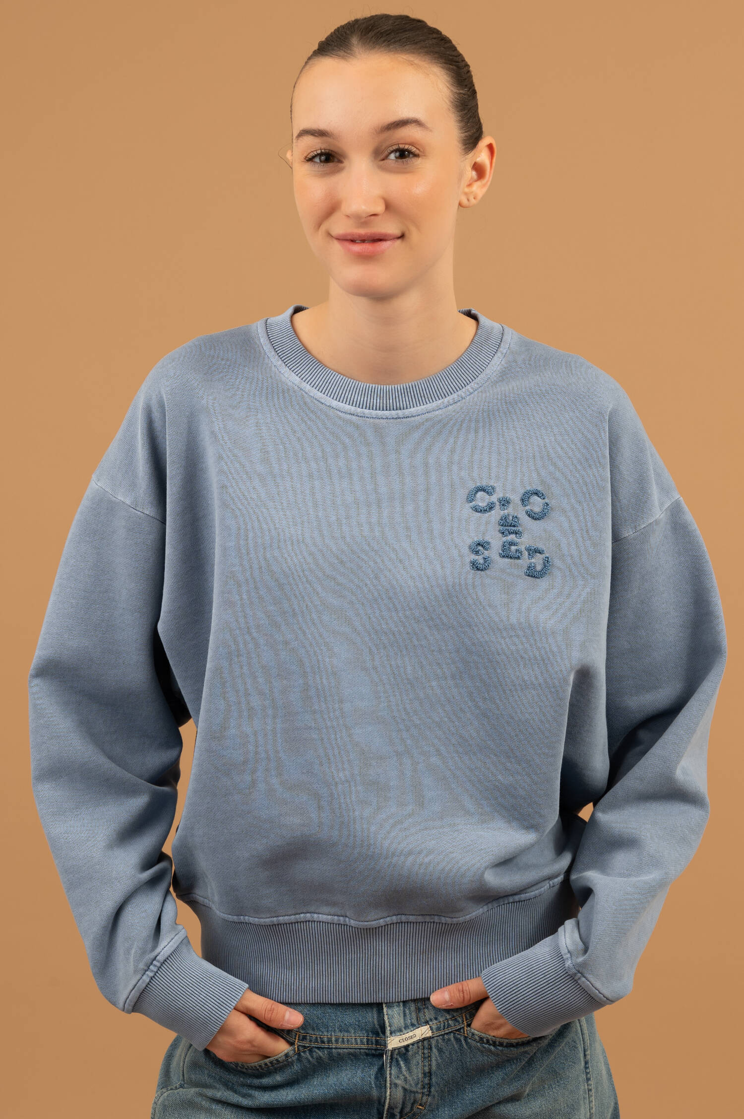 Pullover mit Label Aufstick in Stoneblau Pullover mit Label Aufstick in Stoneblau