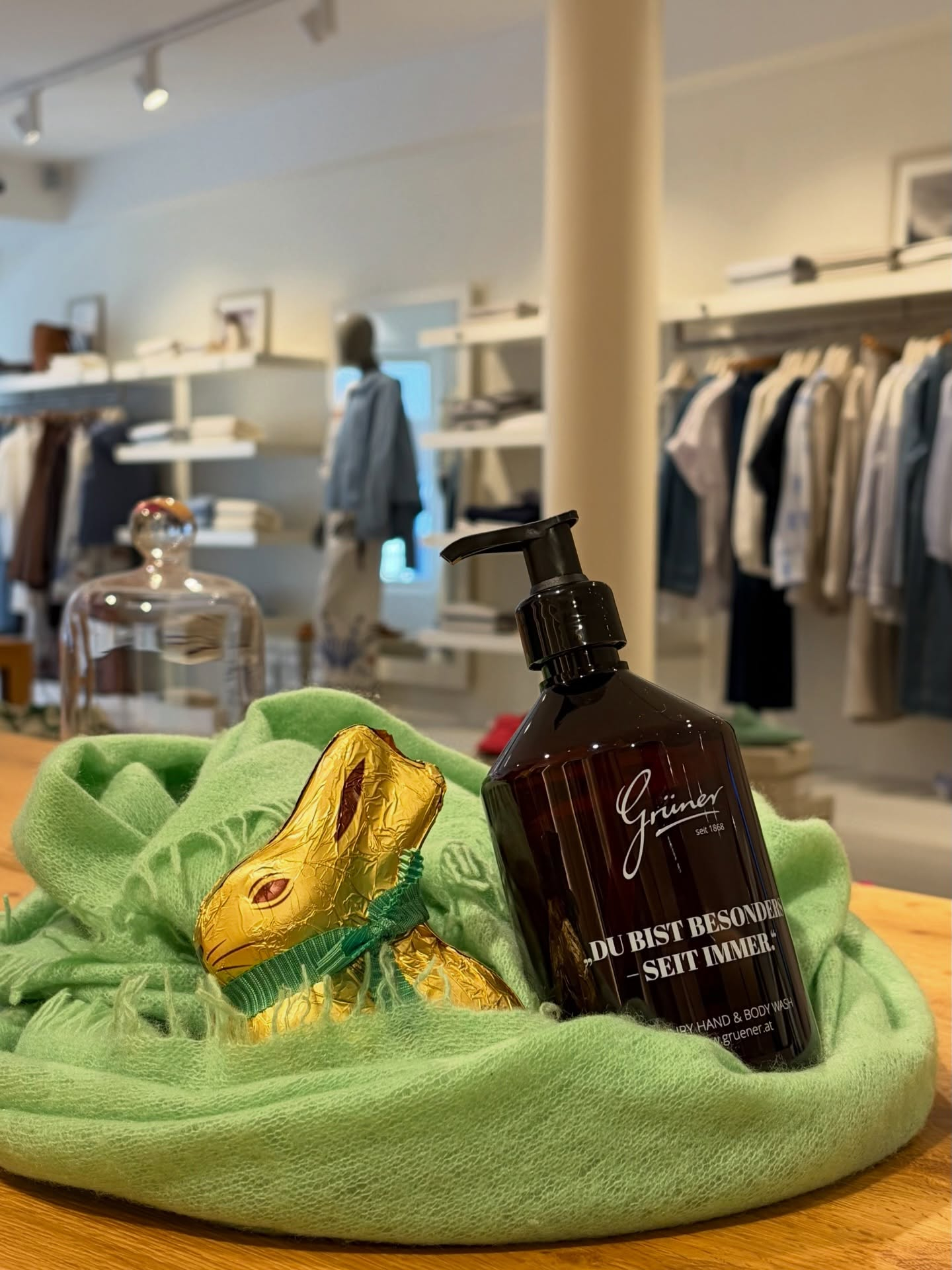 🐣✨ Kleines Oster-Nest für euch! ✨🐣
Zu Ostern haben wir ein Gewinnspiel für euch vorbereitet: Gewinnt einen luxuriösen grünen Cashmere-Schal im Wert von € 259 und eine exklusive Seife von 1868 by Grüner 🐰💛
So könnt ihr teilnehmen:
1️⃣ Folge uns @gruenerat & like diesen Beitrag ❤️
2️⃣ Markiere 2 Freund:innen in den Kommentaren
3️⃣ Verrate uns: Welches Teil von uns steht auf deiner Wunschliste?
4️⃣ Extra-Los: Teile den Beitrag in deiner Story & verlinke uns für eine doppelte Gewinnchance!
📅 Teilnahmeschluss: 06.04.2025, 23:59 Uhr
📩 Gewinner:in wird per DM benachrichtigt
📌 Teilnahme ab 18 Jahren | Wohnsitz in DE oder AT | Keine Barauszahlung
Dieses Gewinnspiel steht in keiner Verbindung zu Instagram. Teilnahmebedingungen im Profil.
🍀 Viel Glück & frohe Ostern! 🌼🐇
#Gewinnspiel #Ostergewinnspiel #Ostern #Frühling Fashionliebe 🐣✨ Kleines Oster-Nest für euch! ✨🐣
Zu Ostern haben wir ein Gewinnspiel für euch vorbereitet: Gewinnt einen luxuriösen grünen Cashmere-Schal im Wert von € 259 und eine exklusive Seife von 1868 by Grüner 🐰💛
So könnt ihr teilnehmen:
1️⃣ Folge uns @gruenerat & like diesen Beitrag ❤️
2️⃣ Markiere 2 Freund:innen in den Kommentaren
3️⃣ Verrate uns: Welches Teil von uns steht auf deiner Wunschliste?
4️⃣ Extra-Los: Teile den Beitrag in deiner Story & verlinke uns für eine doppelte Gewinnchance!
📅 Teilnahmeschluss: 06.04.2025, 23:59 Uhr
📩 Gewinner:in wird per DM benachrichtigt
📌 Teilnahme ab 18 Jahren | Wohnsitz in DE oder AT | Keine Barauszahlung
Dieses Gewinnspiel steht in keiner Verbindung zu Instagram. Teilnahmebedingungen im Profil.
🍀 Viel Glück & frohe Ostern! 🌼🐇
#Gewinnspiel #Ostergewinnspiel #Ostern #Frühling Fashionliebe