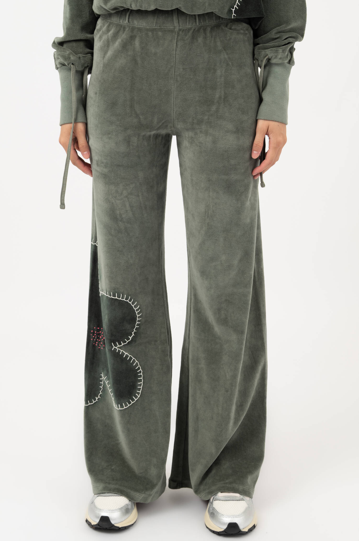 Velvet Sweatpants BAJNA in Oliv Velvet Sweatpants BAJNA in Oliv