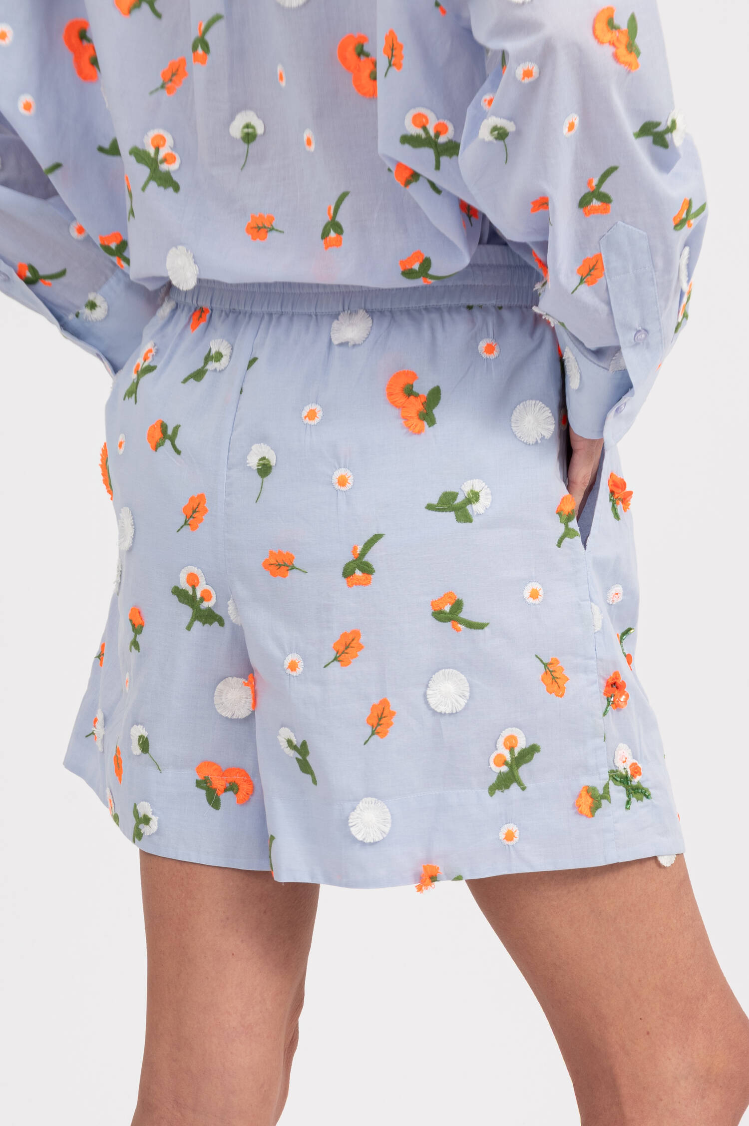 Short JELENA in Hellblau