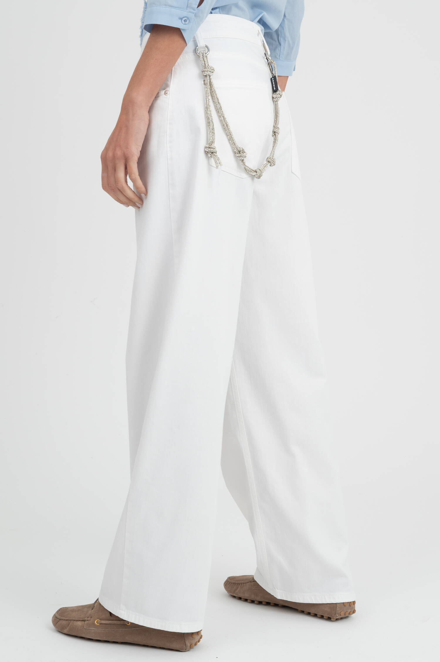Baggy Jeans mit Strass-Kette in Weiß