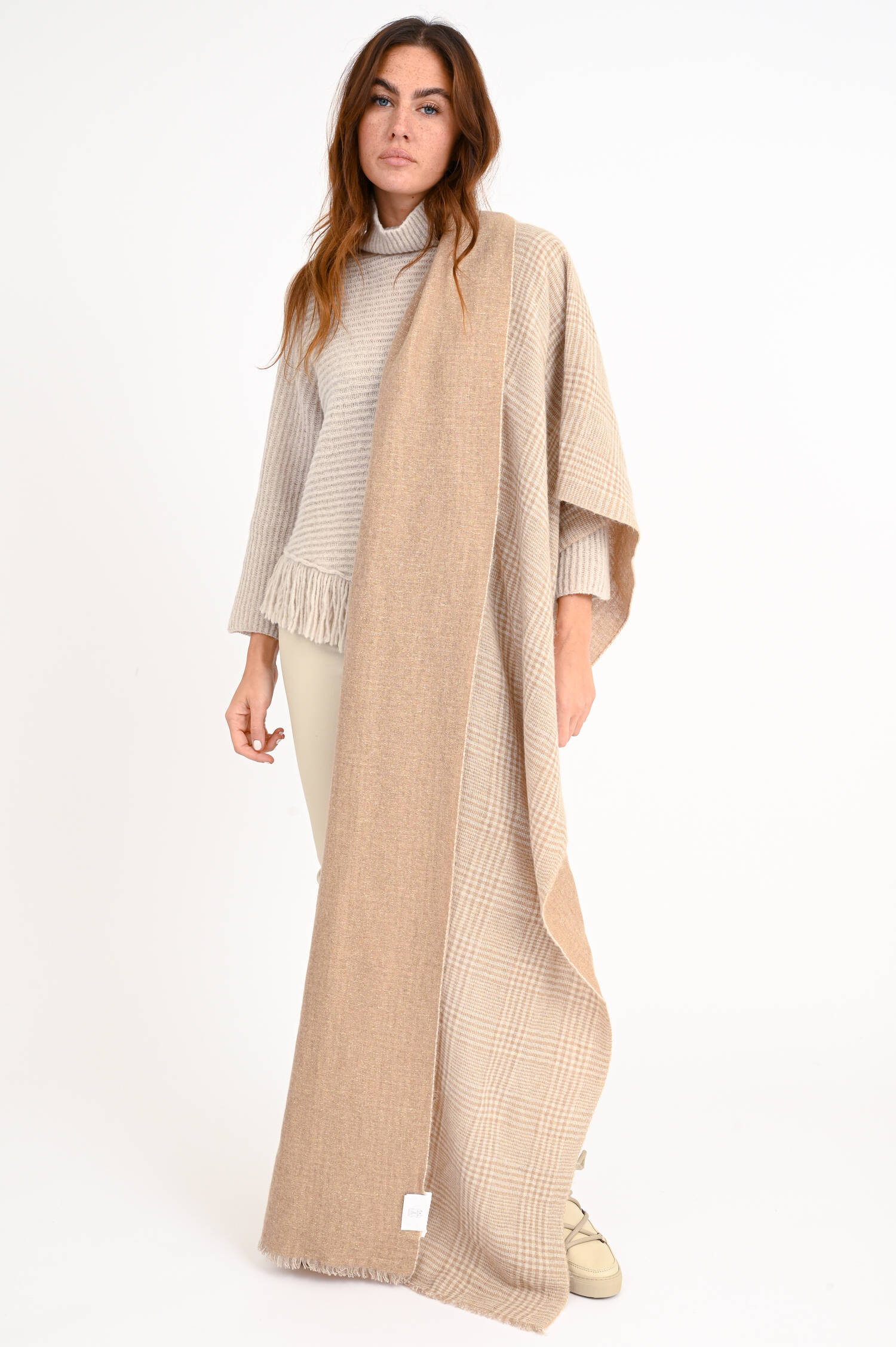 Schal mit Karos und Glanzgarn in Beige