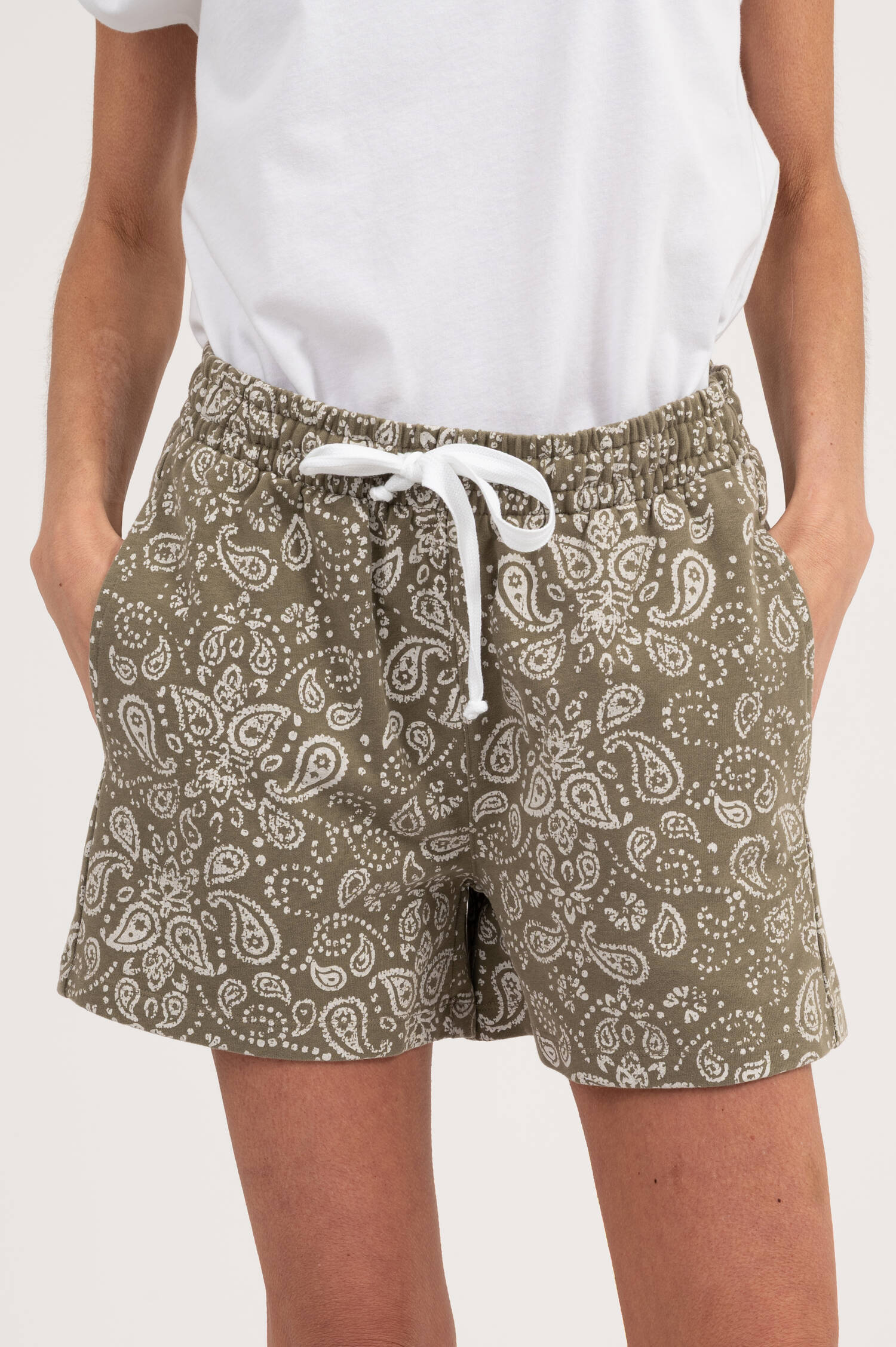 Shorts mit Paisley Print in Oliv
