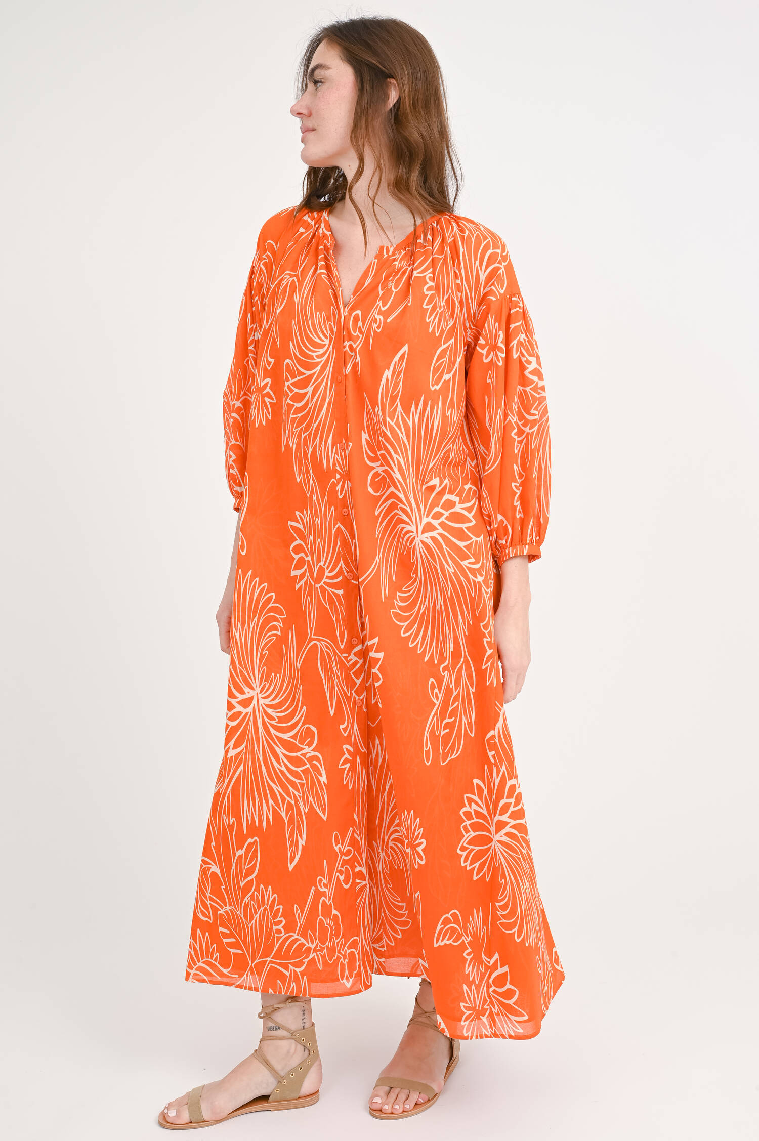 Maxi-Kleid AUA mit Blumenmuster in Orange/Weiß