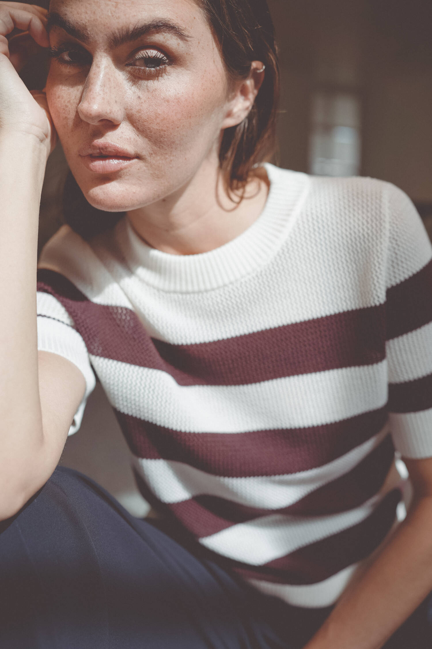 Gestreifter Kurzarm-Pullover in Creme/Blackberry