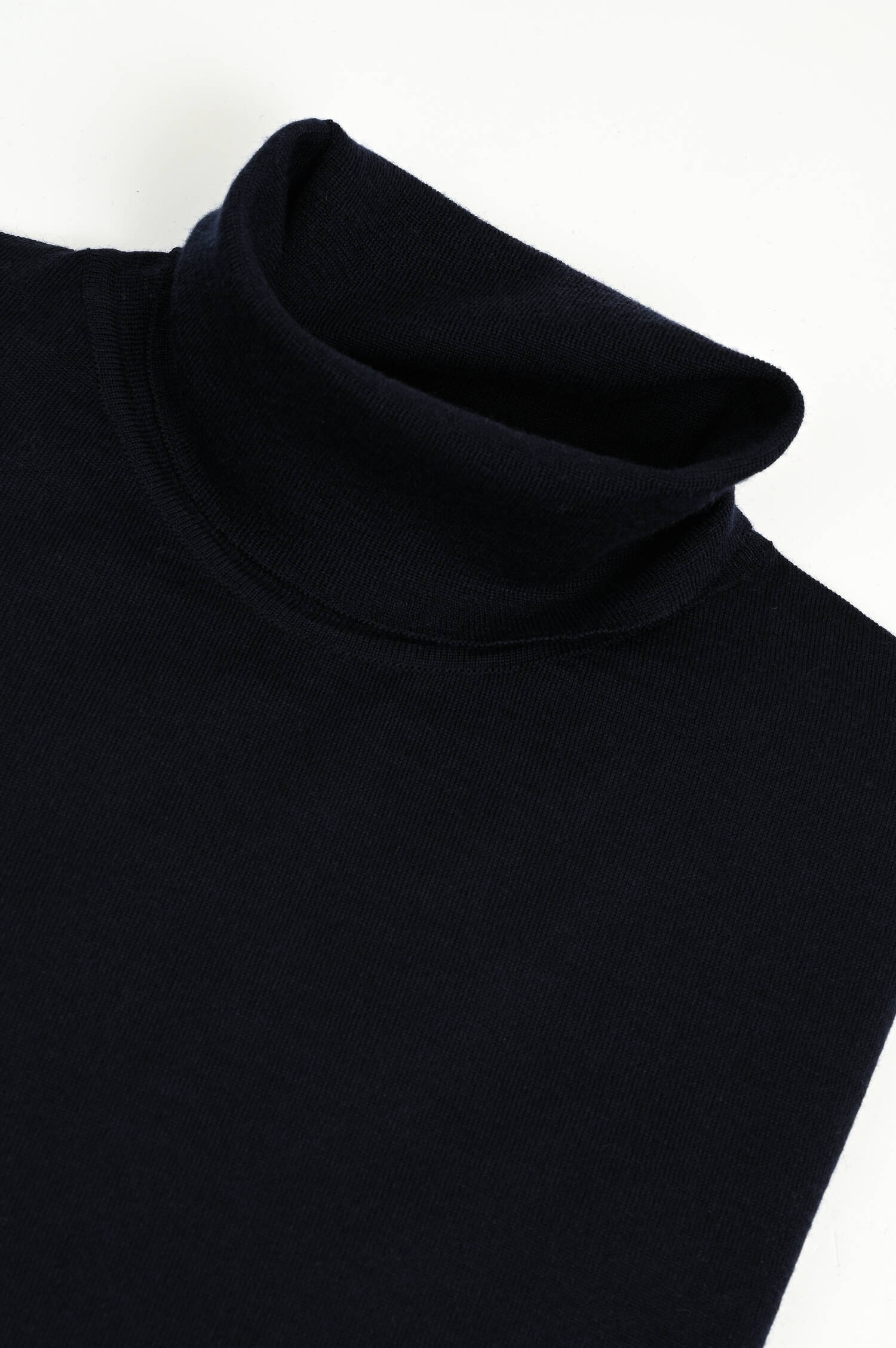 Rollkragenpullover aus Wolle-Seide-Mix in Navy