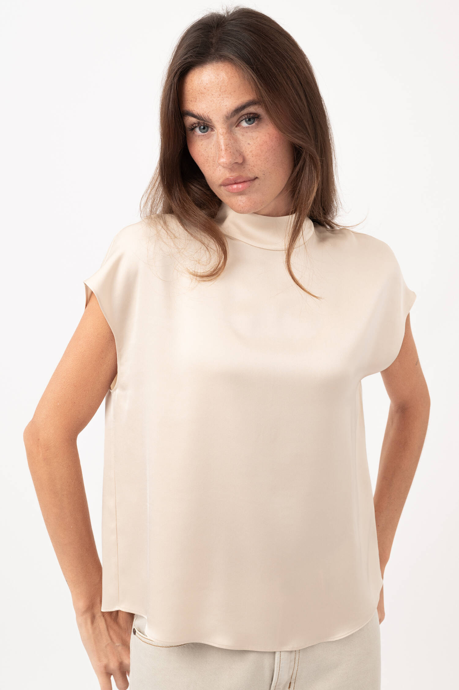 Seiden-Top mit Stehkragen in Beige