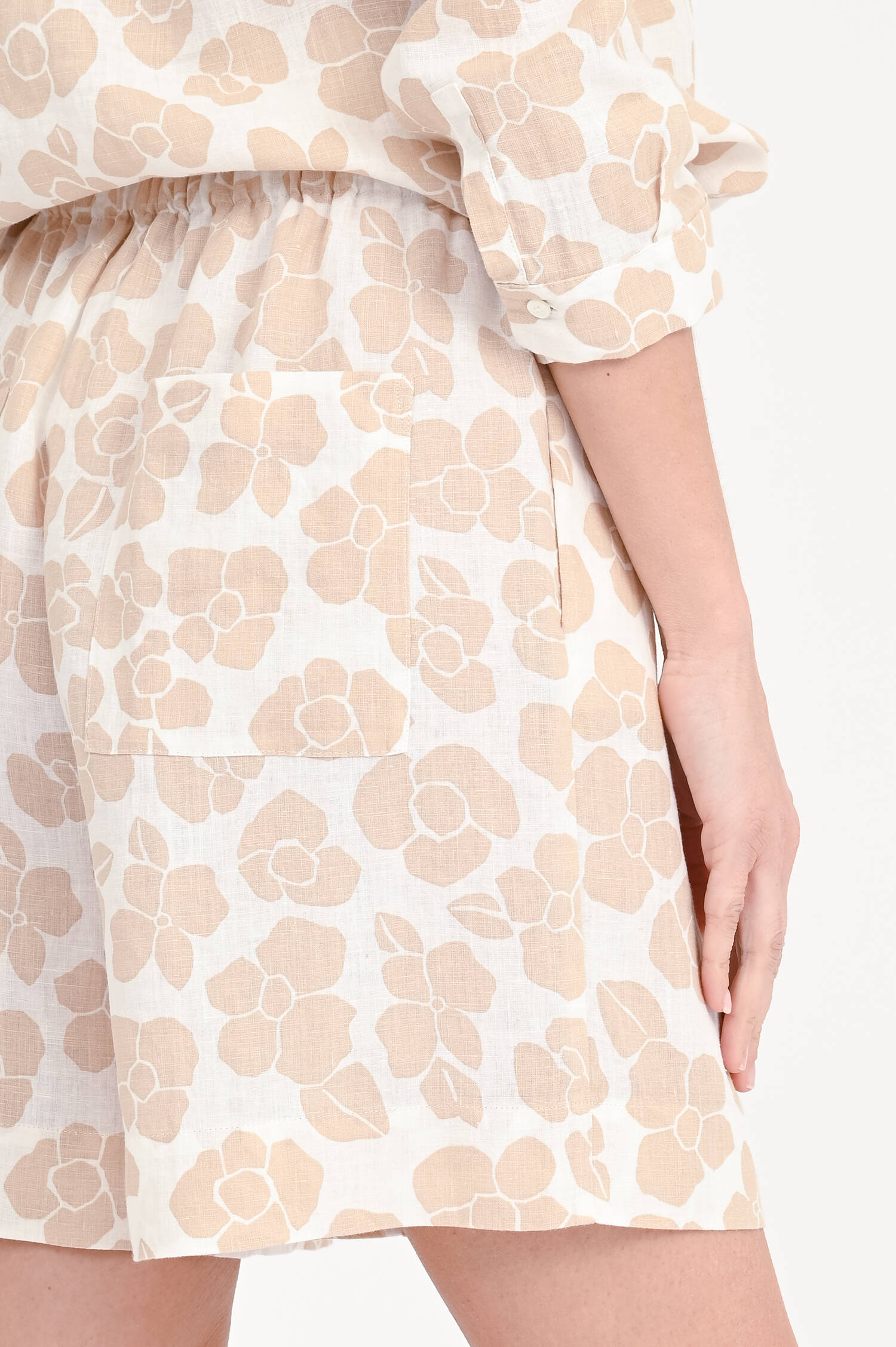 Leinenshorts mit Blumenmuster in Beige/Weiß Leinenshorts mit Blumenmuster in Beige/Weiß