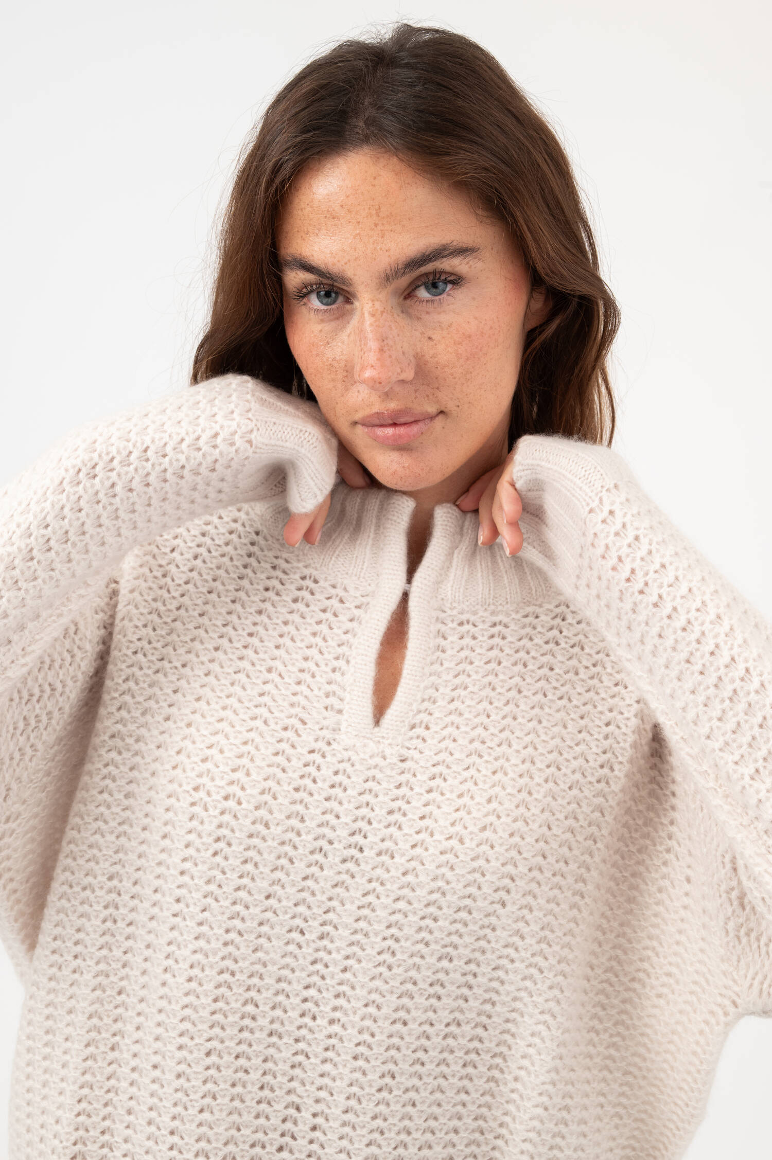 Cashmere-Seiden-Pullover mit Stehkragen in Weiß Cashmere-Seiden-Pullover mit Stehkragen in Weiß
