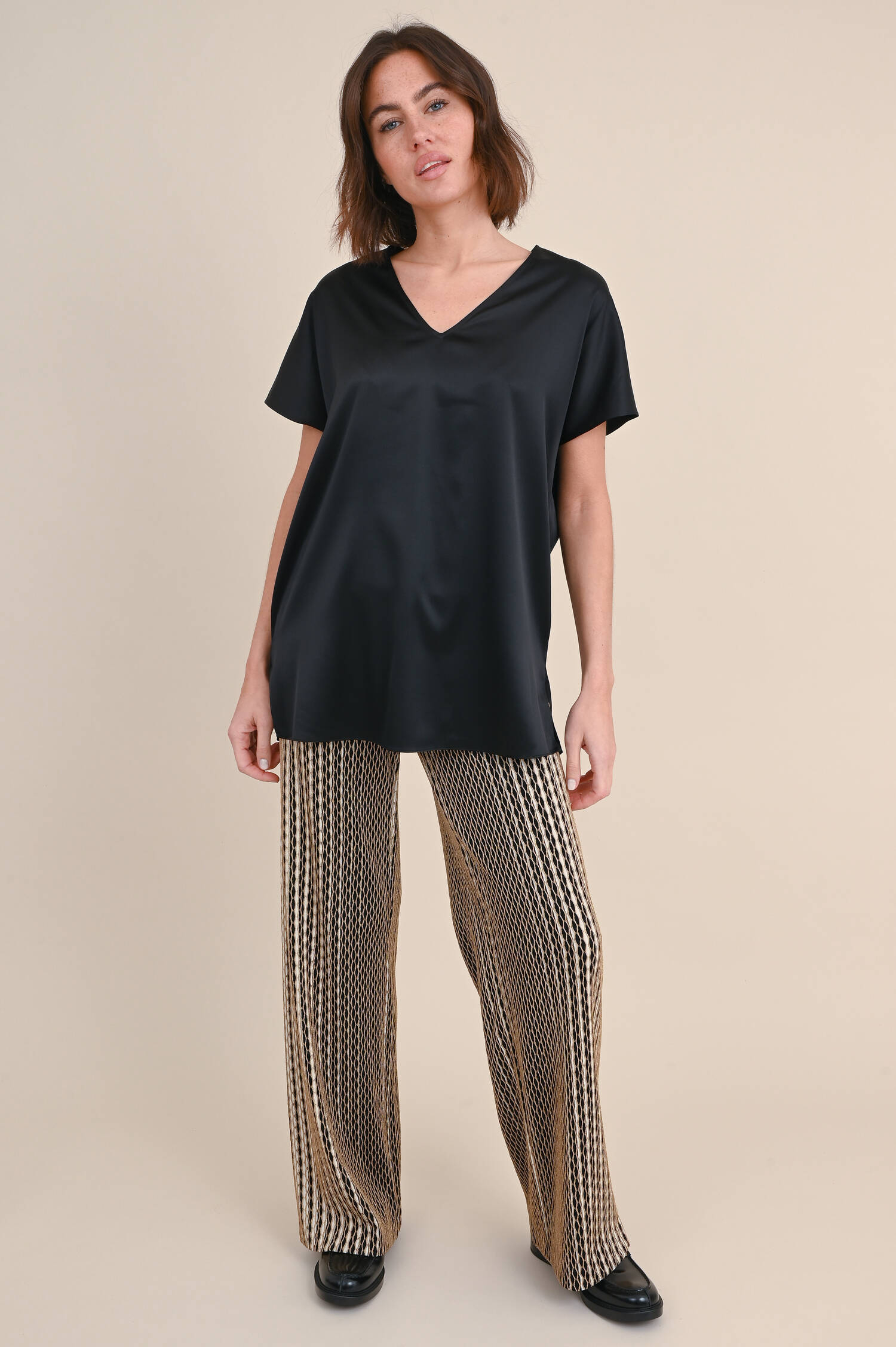 Seidenshirt mit V-Ausschnitt in Schwarz