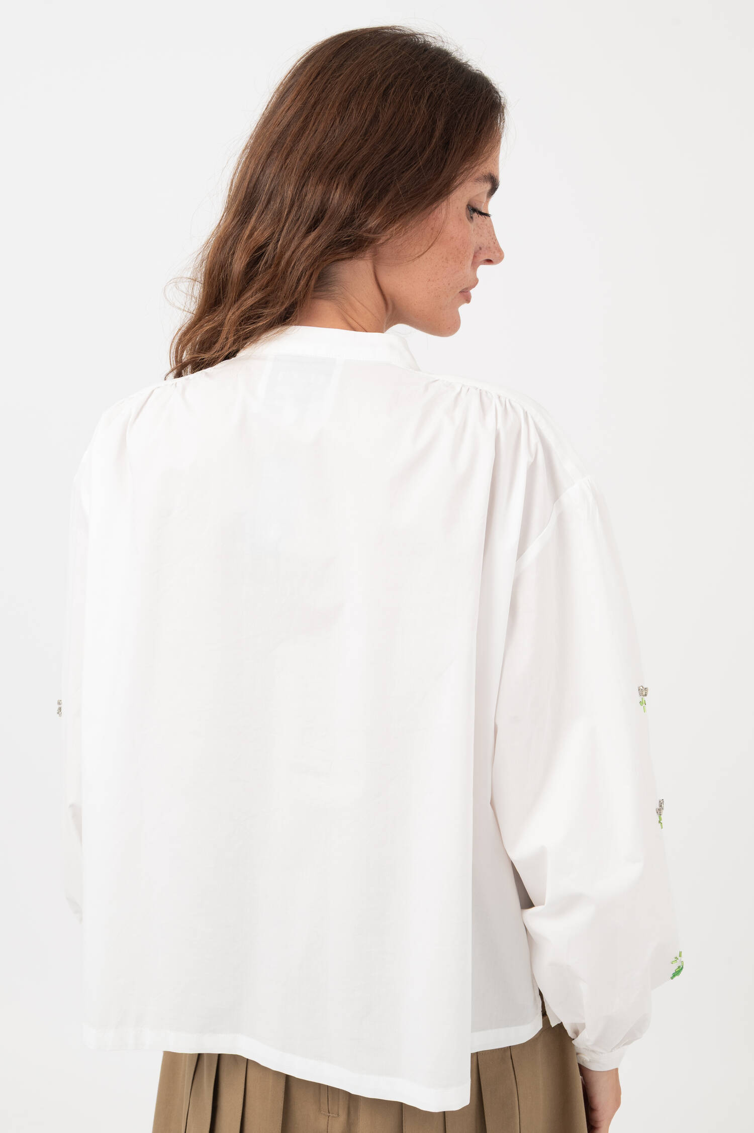 Bluse mit Perlen in Weiß Bluse mit Perlen in Weiß