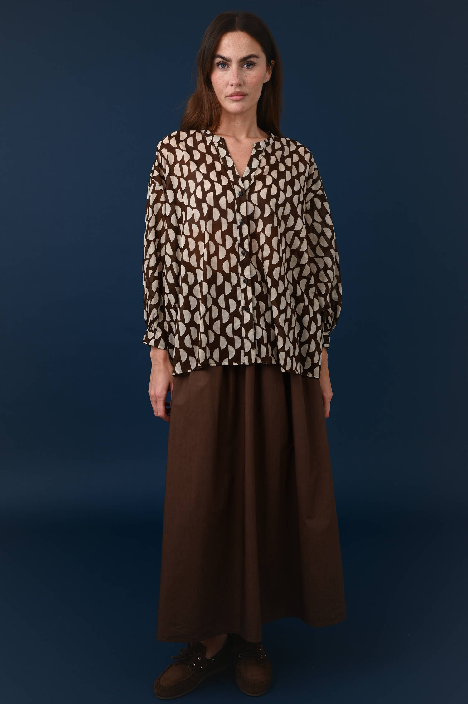 Bluse mit Halbkreismuster in Braun