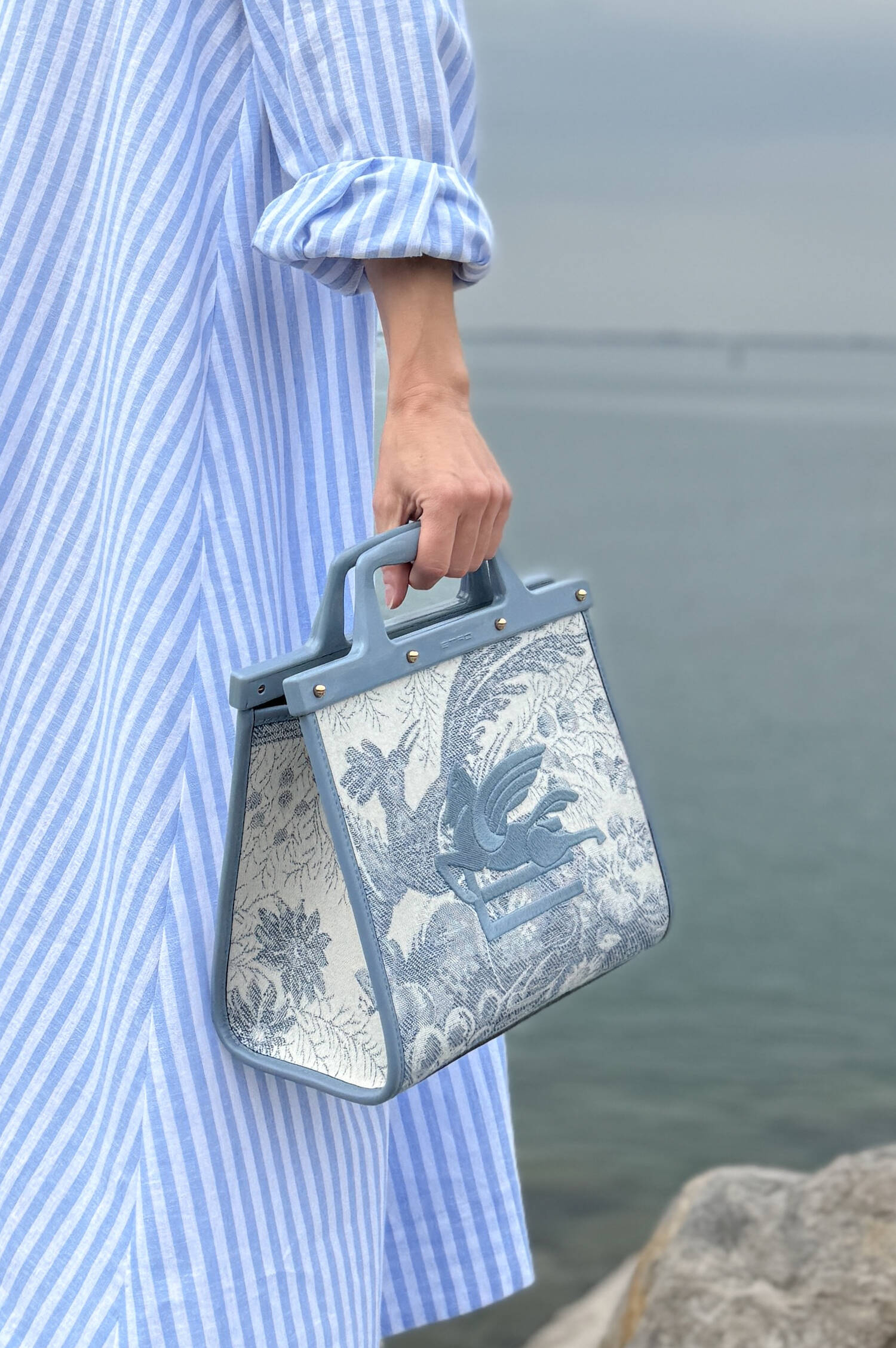 Jacquard-Tasche mit Muster in Hellblau/Weiß