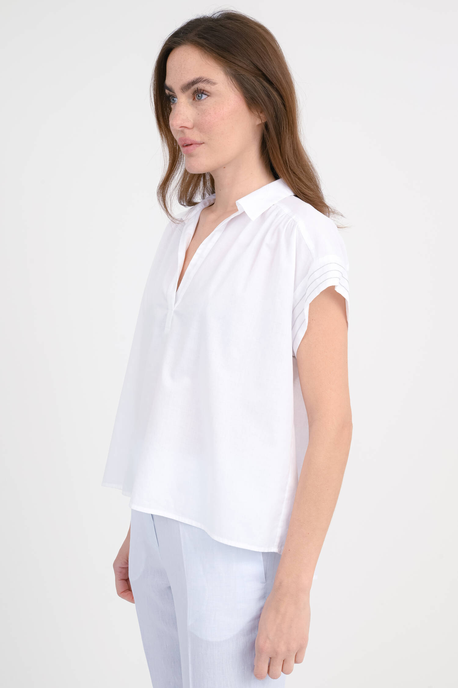 Kurzarm-Bluse mit Perlen-Details in Weiß Kurzarm-Bluse mit Perlen-Details in Weiß