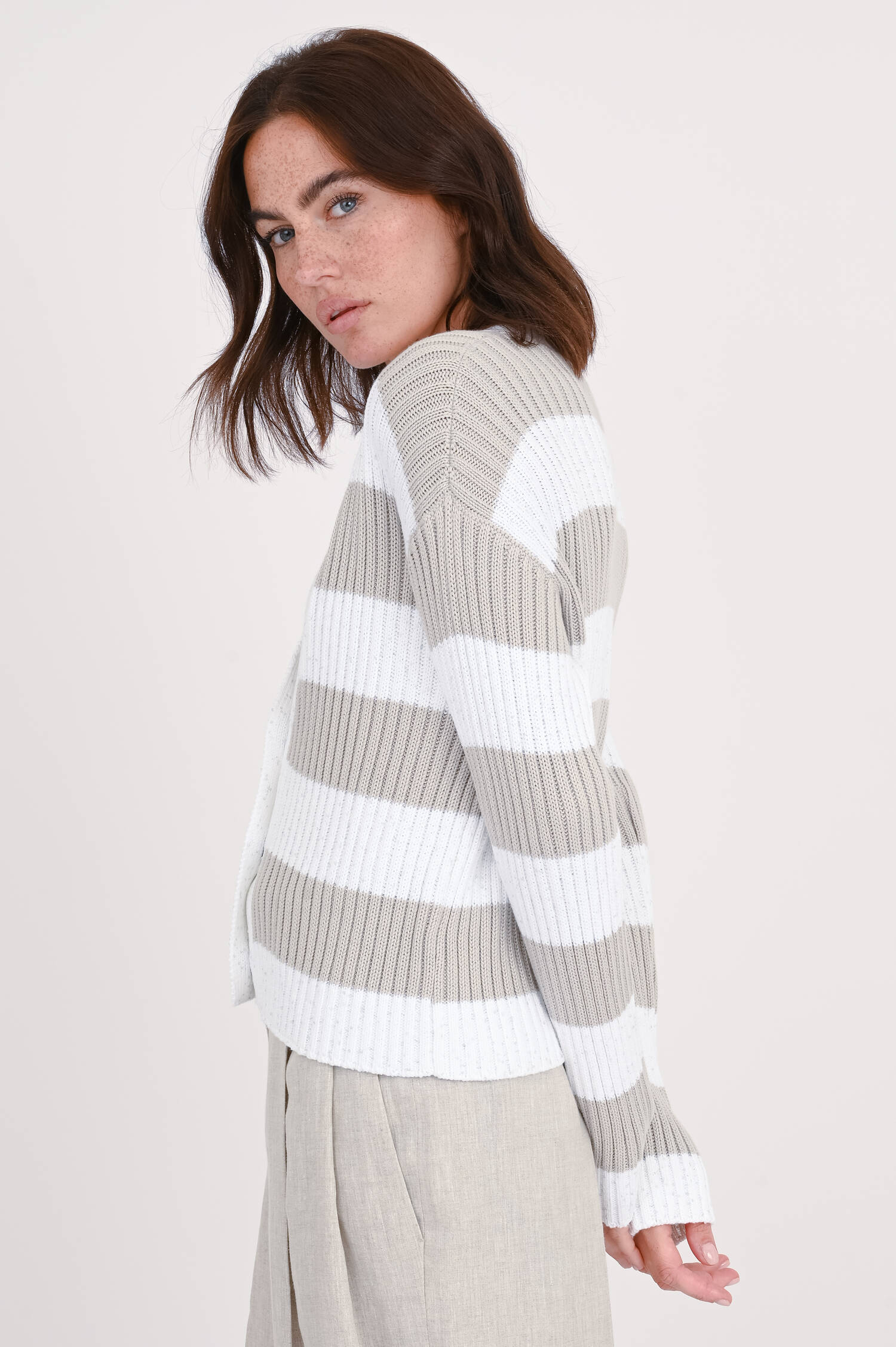 Gestreifte Strickweste in Taupe/Weiß