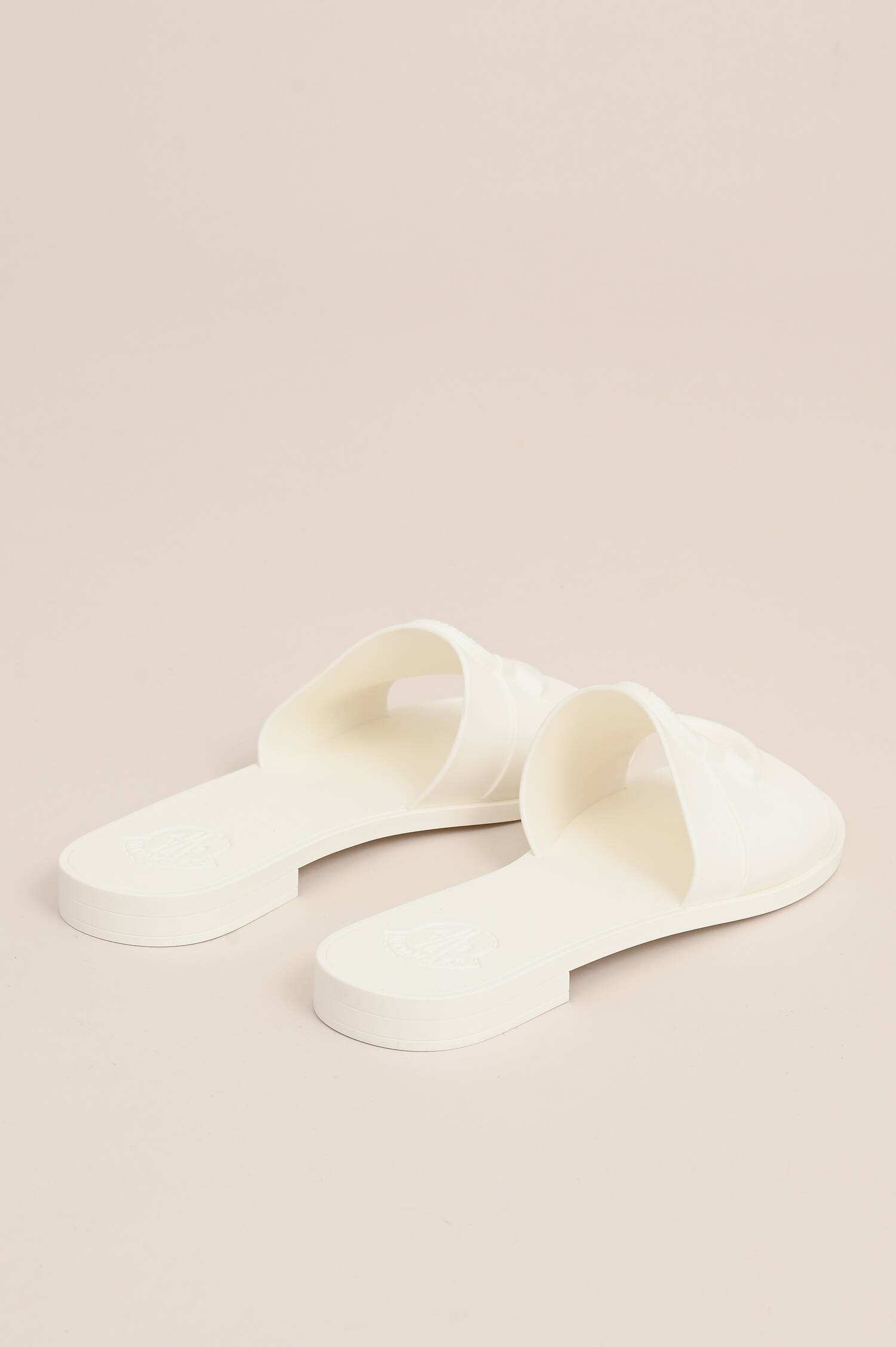 Slipper mit Ton-in-Ton-Logo in Natur Slipper mit Ton-in-Ton-Logo in Natur