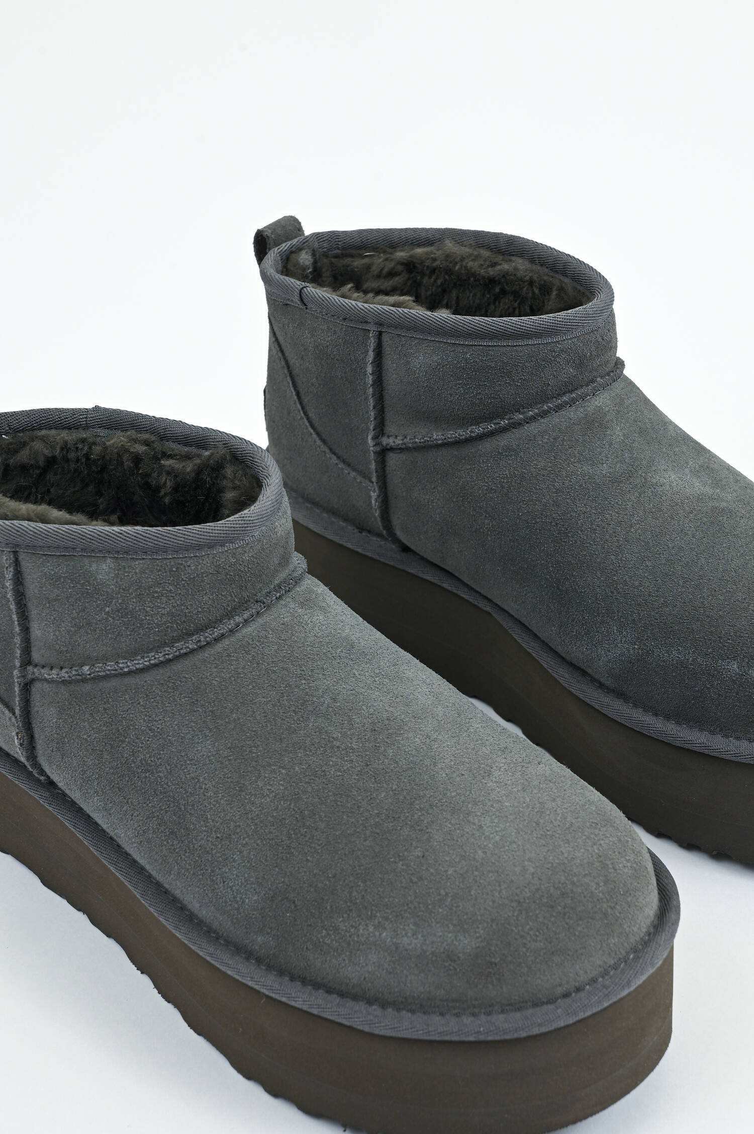 Lammfell-Boot ULTRA MINI PLATTFORM in Grau Lammfell-Boot ULTRA MINI PLATTFORM in Grau