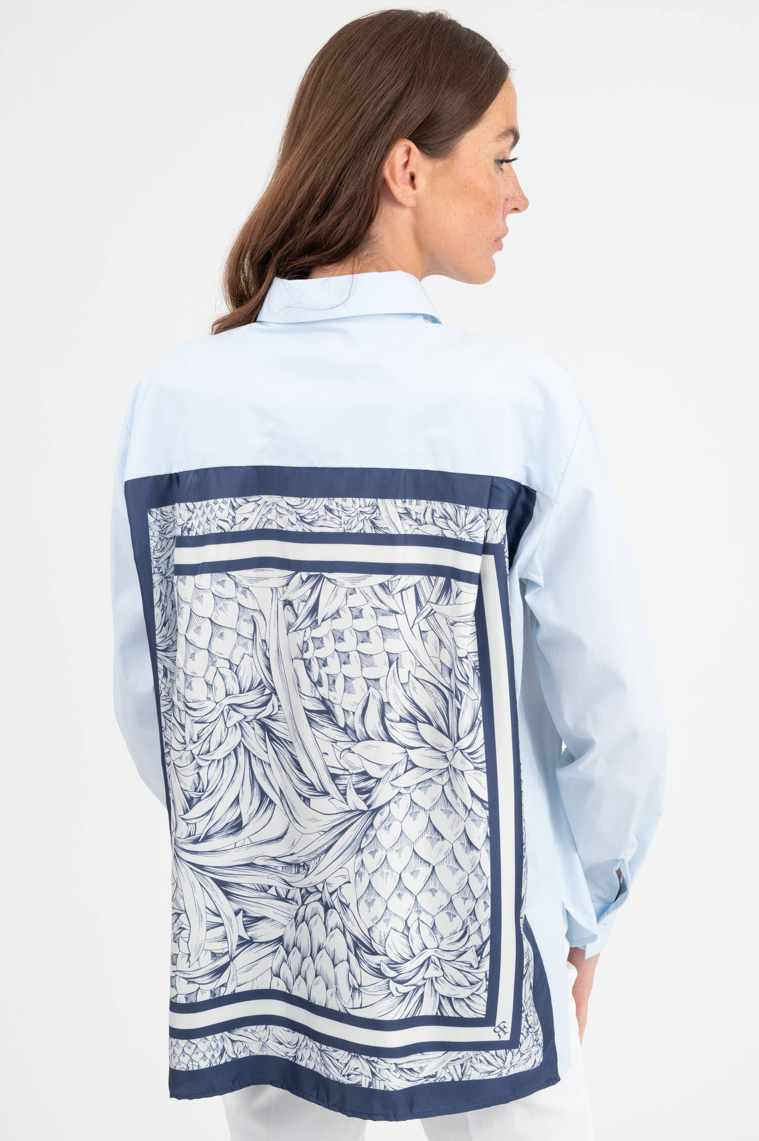 Bluse SOPHIE mit Rückenprint in Hellblau