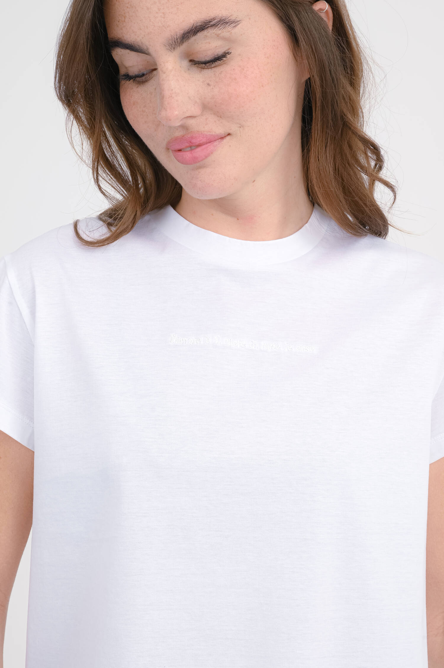 Boxy T-Shirt mit L'AMOUR Stickerei in Weiß Boxy T-Shirt mit L'AMOUR Stickerei in Weiß