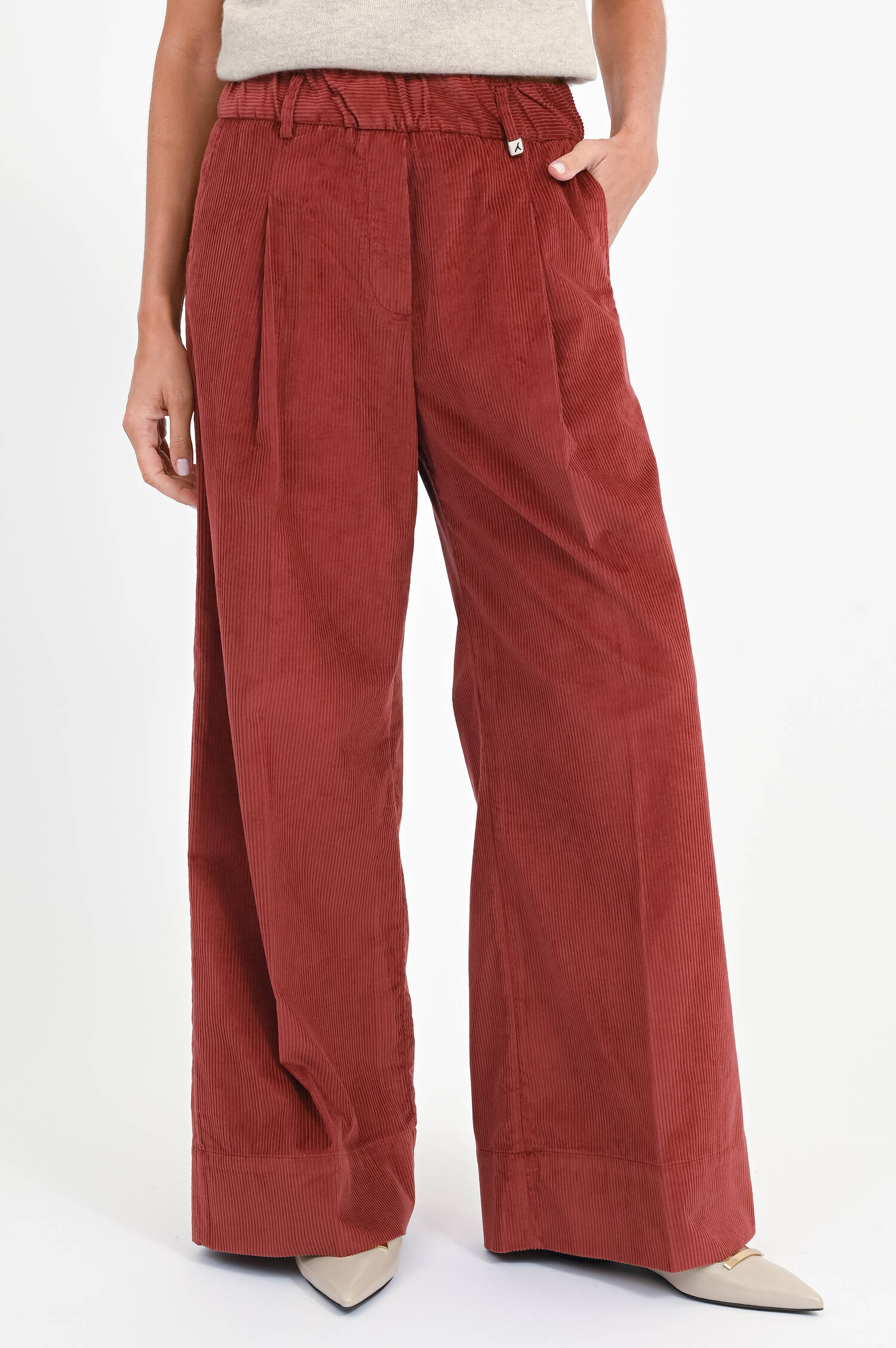 Cord-Hose mit Logo-Detail am Bund in Ziegelrot