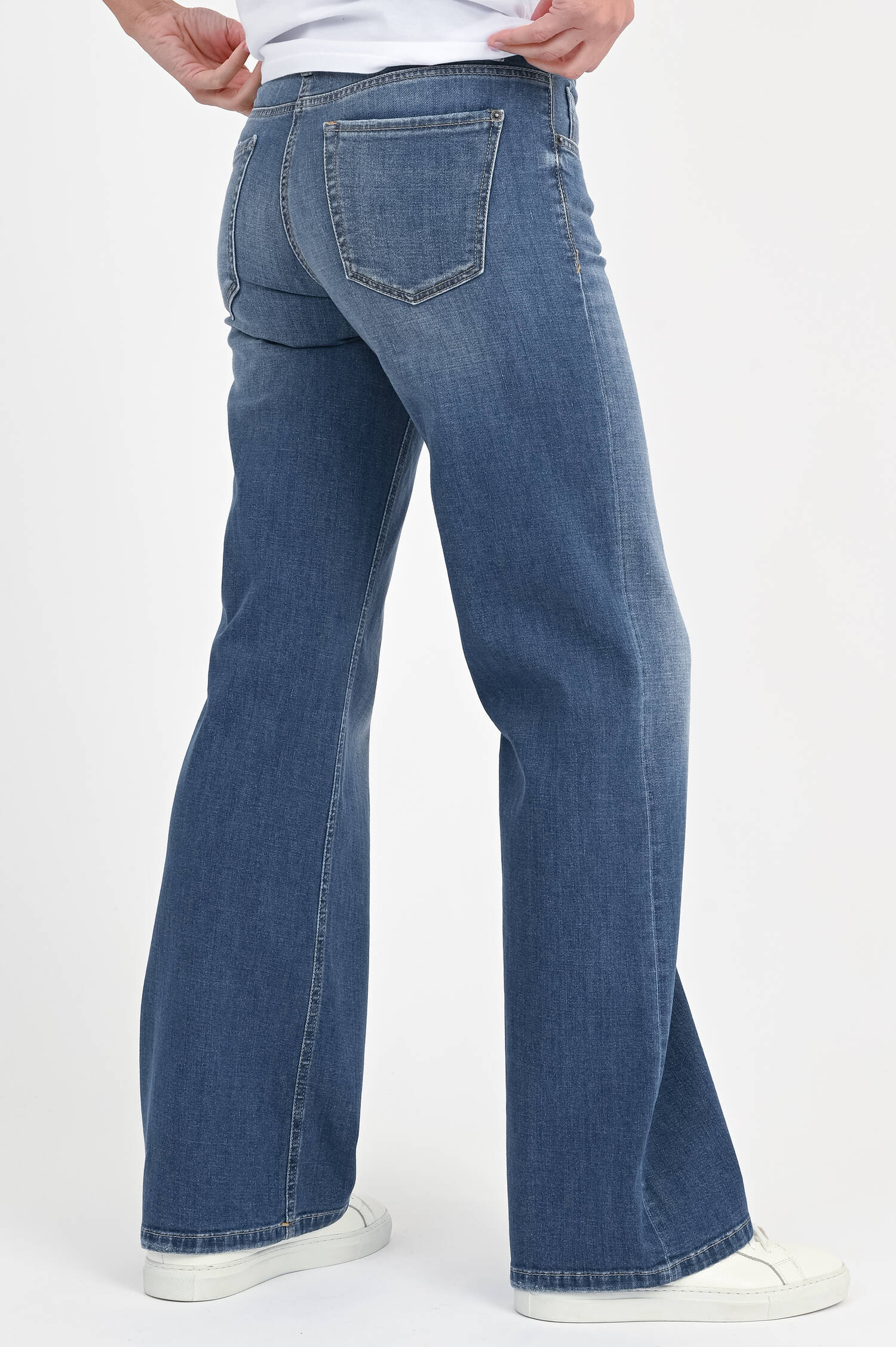 Jeans mit ausgestelltem Bein in Mittelblau