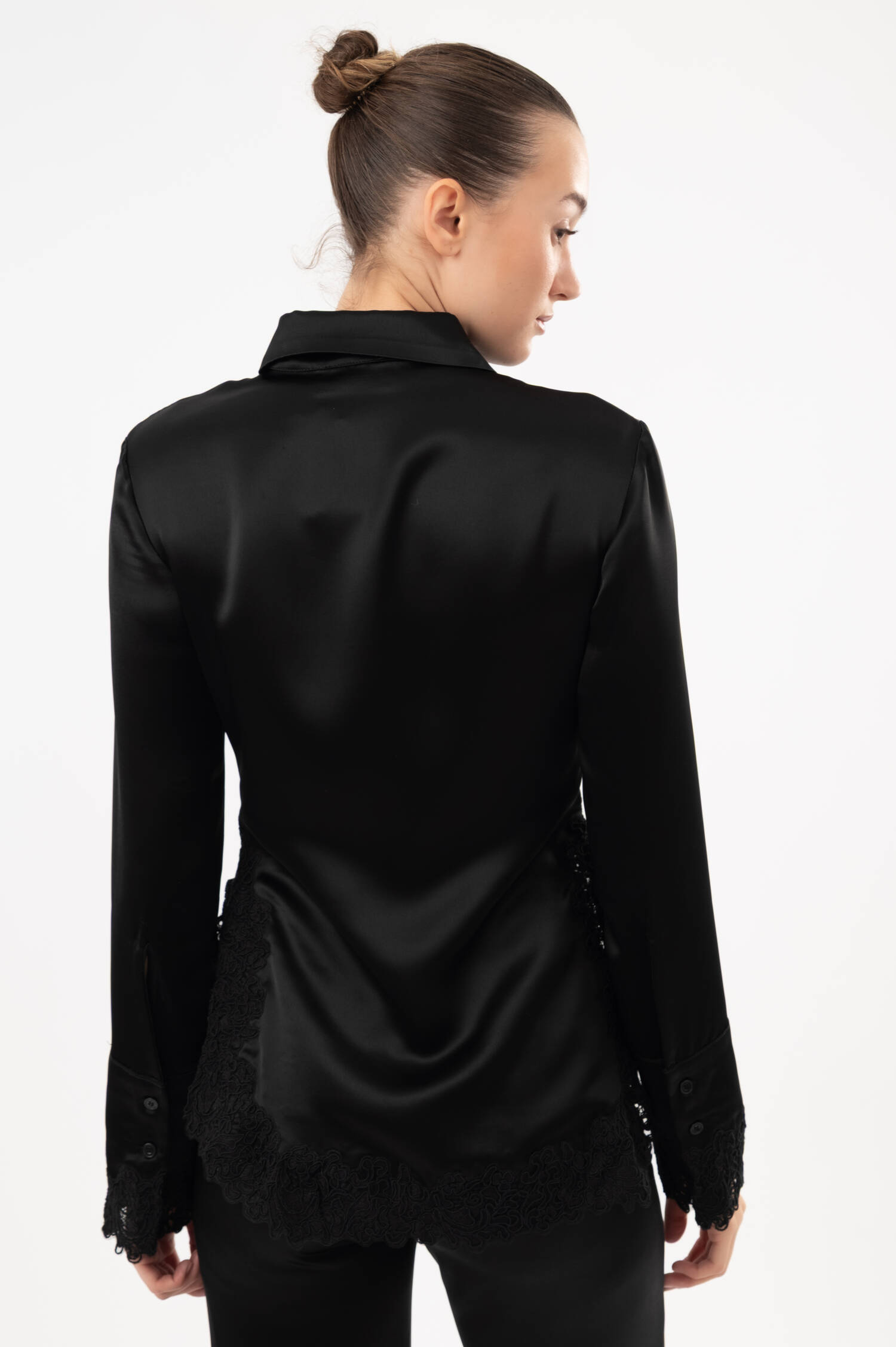 Satin-Bluse MALOU mit Spitzeneinsatz in Schwarz Satin-Bluse MALOU mit Spitzeneinsatz in Schwarz