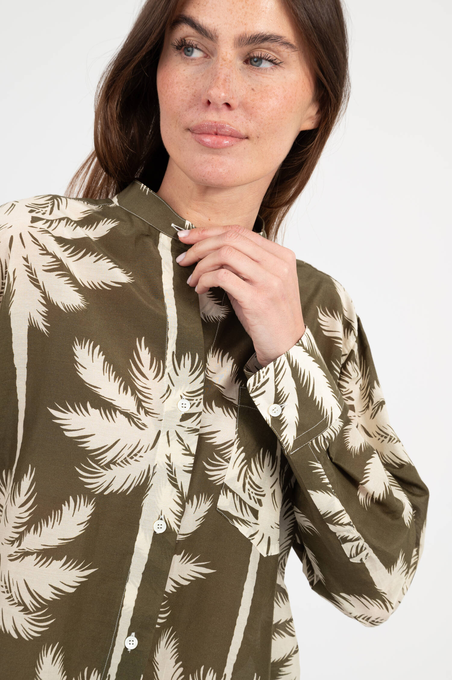 Bluse mit Palmen-Print in Olivgrün