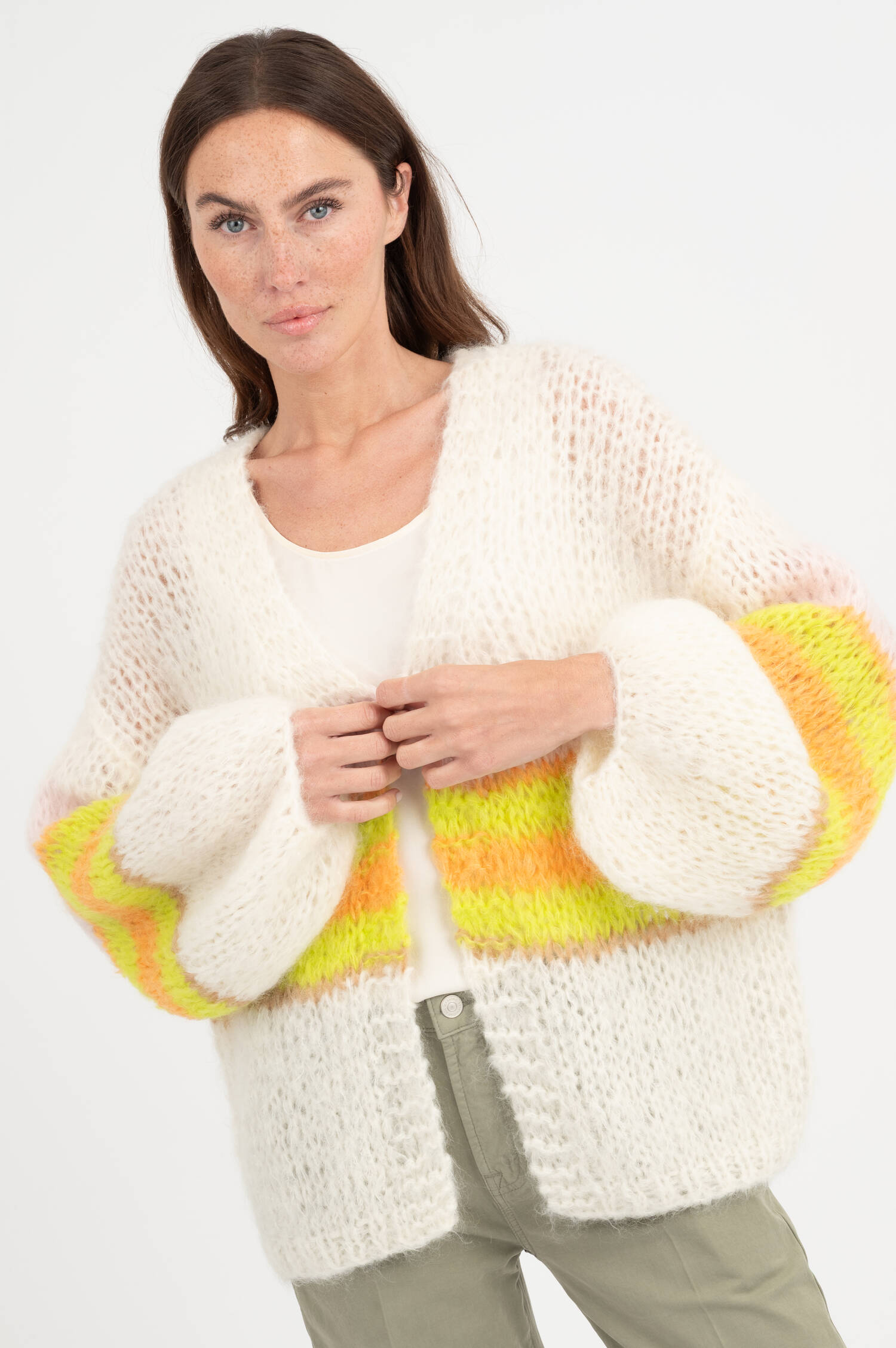 Lochstrick Cardigan in Mozzarella/Multicolor
