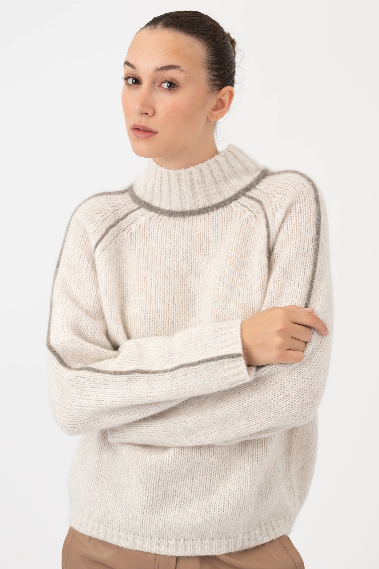 Stehkragen-Pullover mit Kontrastnähten in Grau Stehkragen-Pullover mit Kontrastnähten in Grau
